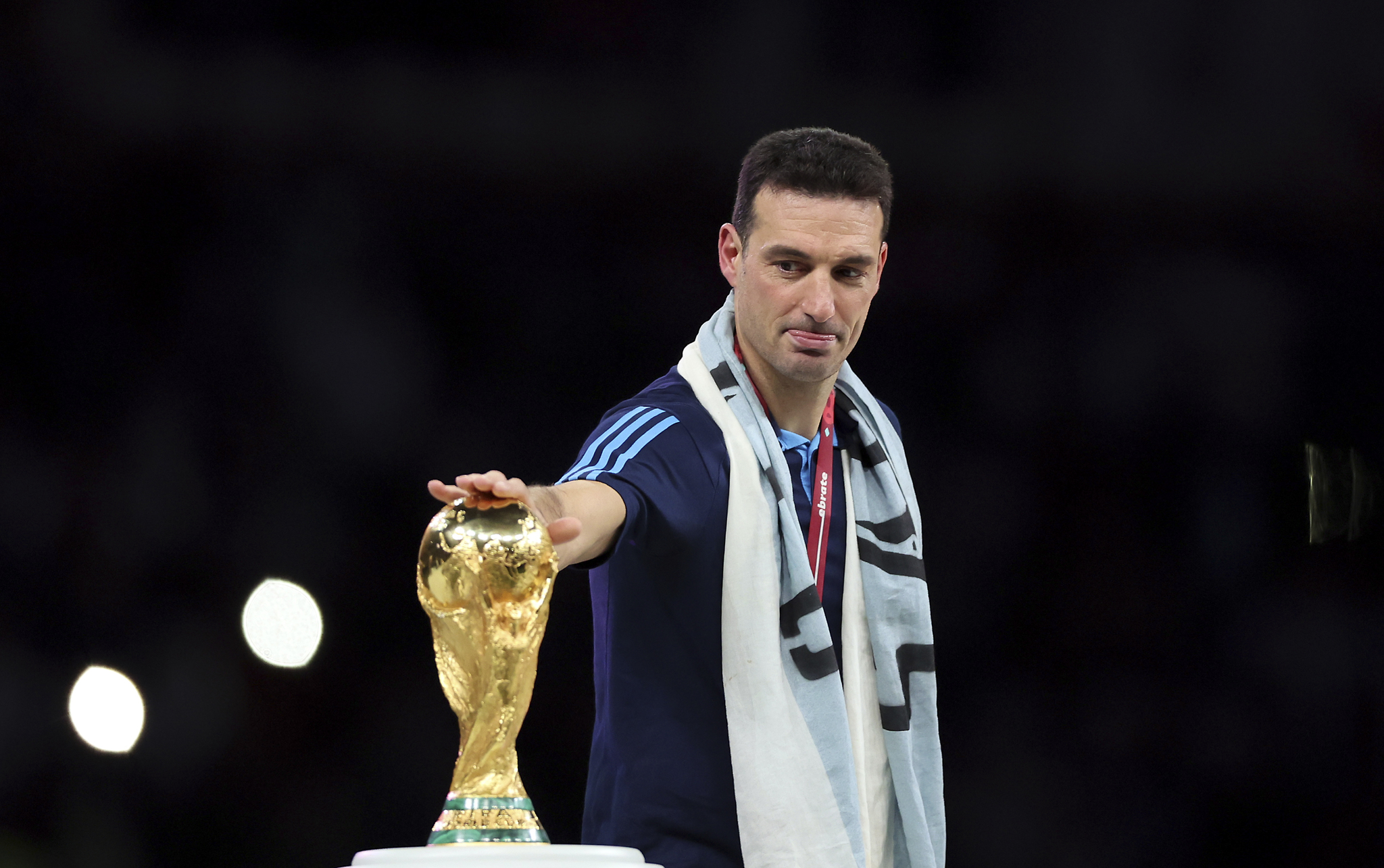 Scaloni toca la Copa del Mundo tras ganar la final del Mundial en Qatar