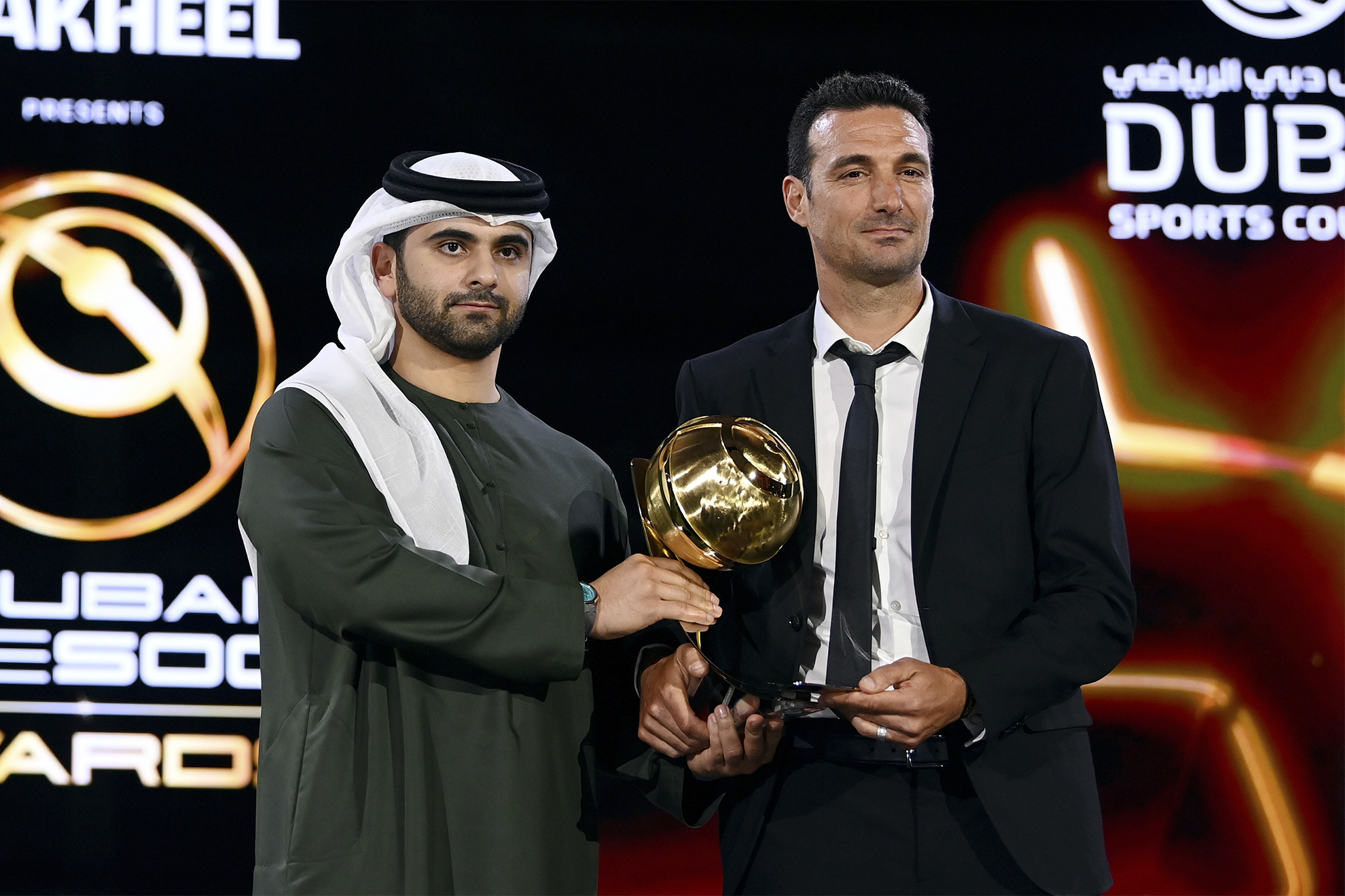 Scaloni recibe el trofeo por su carrera como entrenador en la Gala Globe Soccer en Dubai