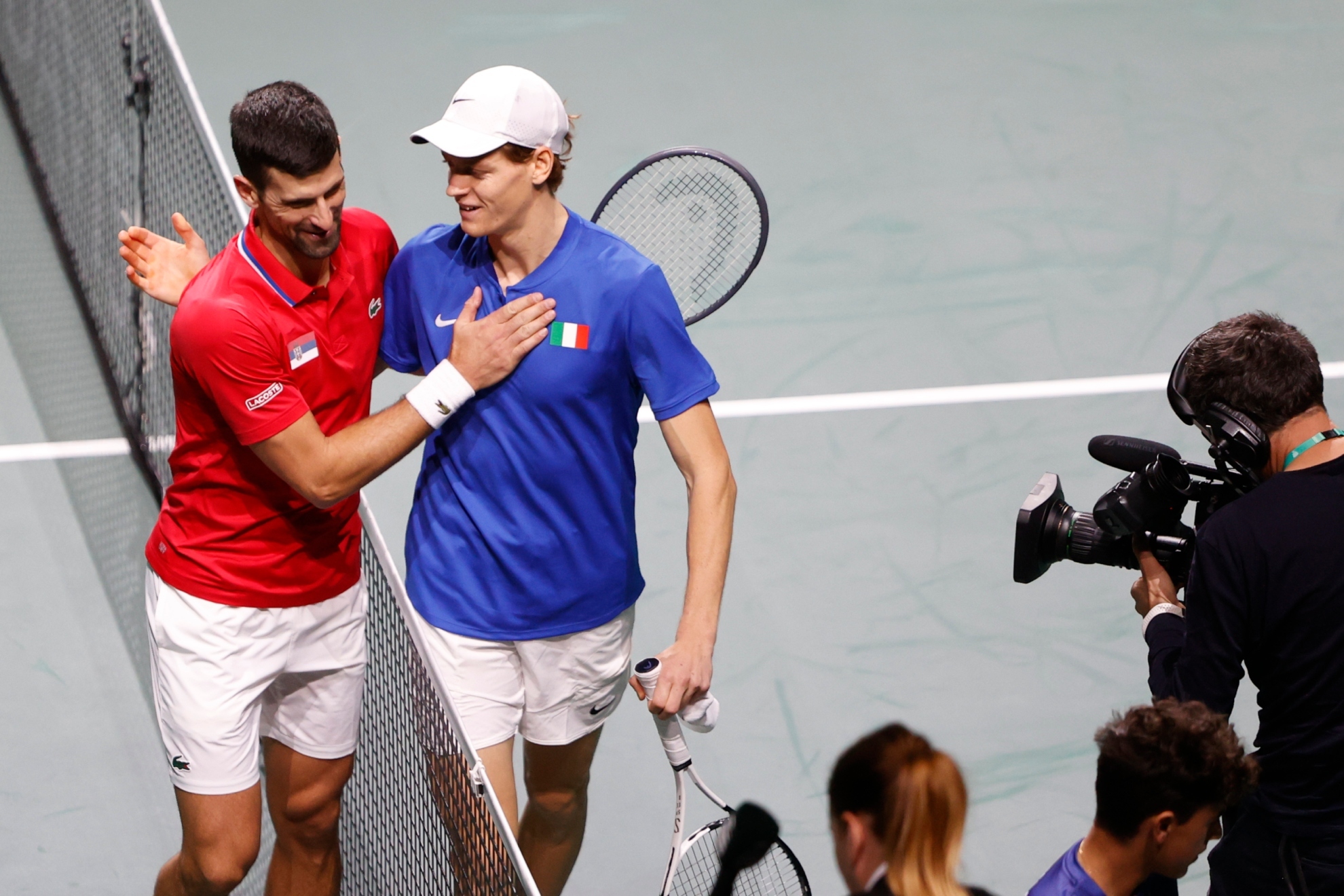 Djokovic y Sinner se saludan en la red