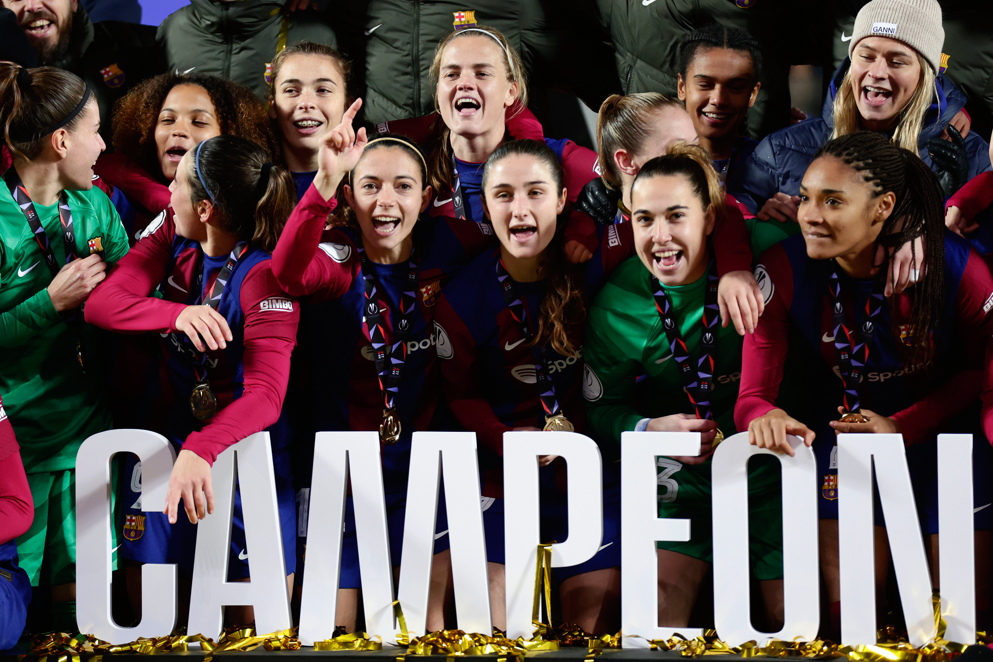 Las jugadoras del Barcelona celebran la conquista de la Supercopa de España / Chema Rey