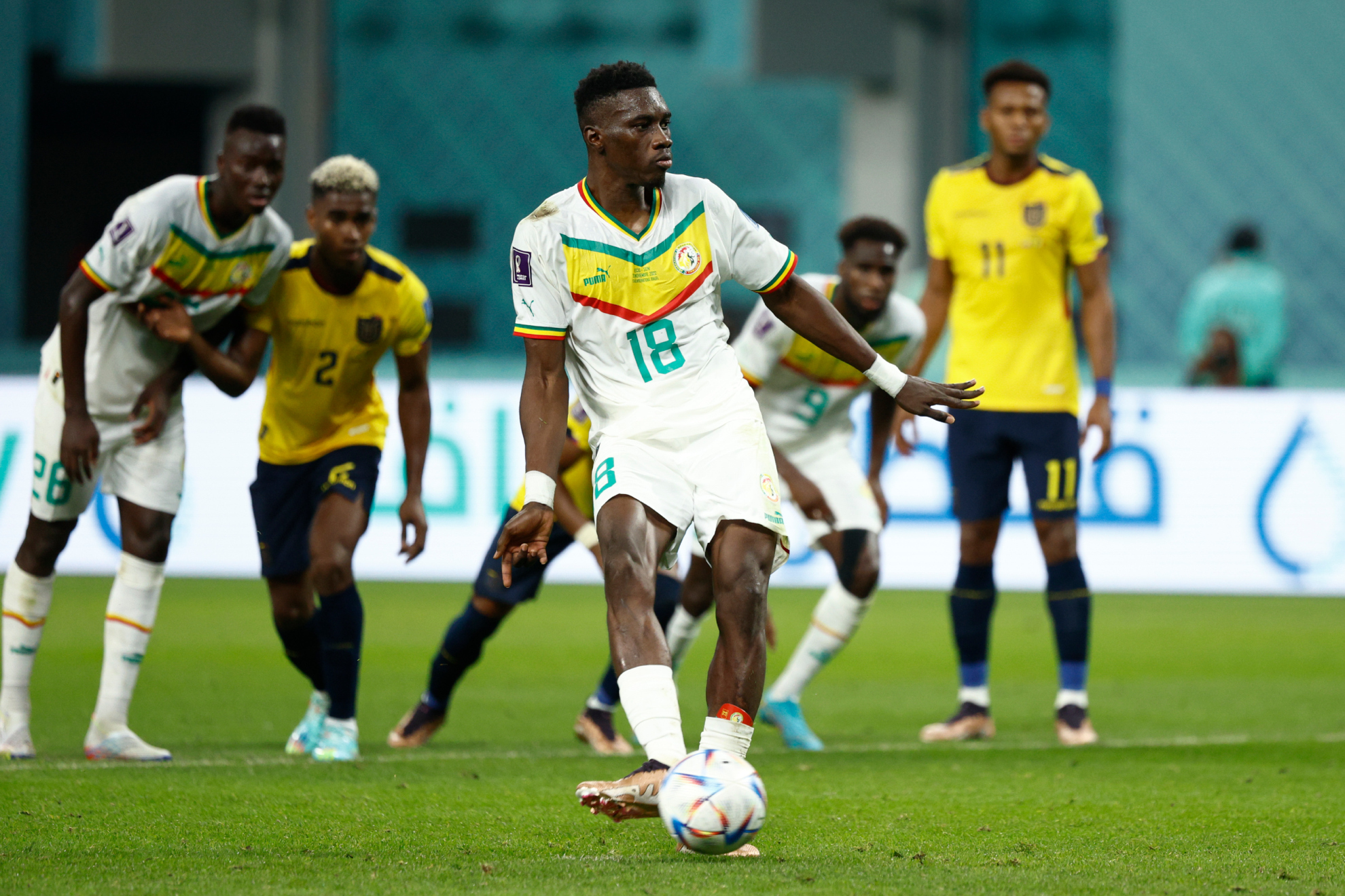 Ismala Sarr chuta desde el punto de penalti en un partido con Senegal.