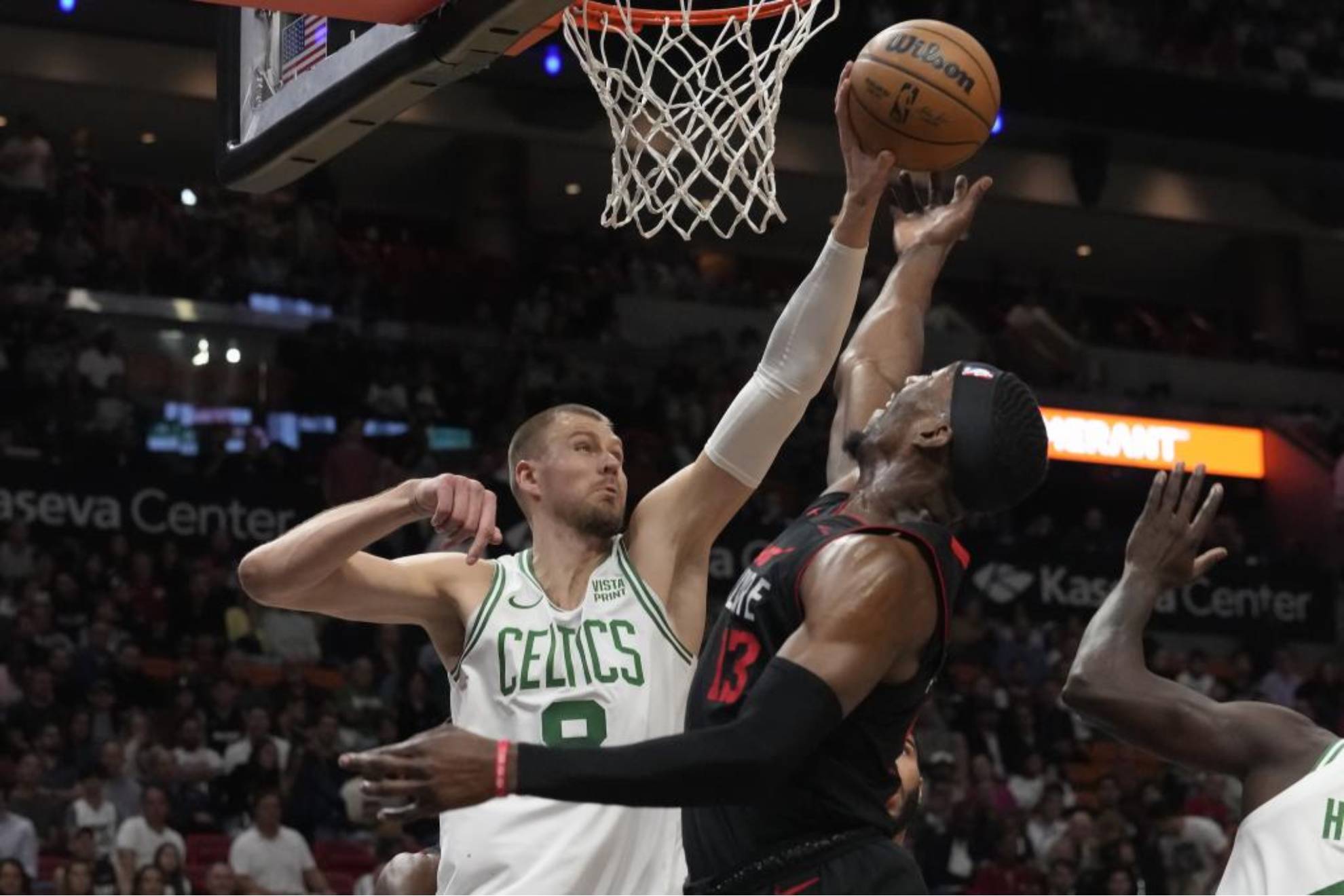 Kristaps Porzingis tapona la bandeja de Bam Adebayo durante el Heat-Celtics.