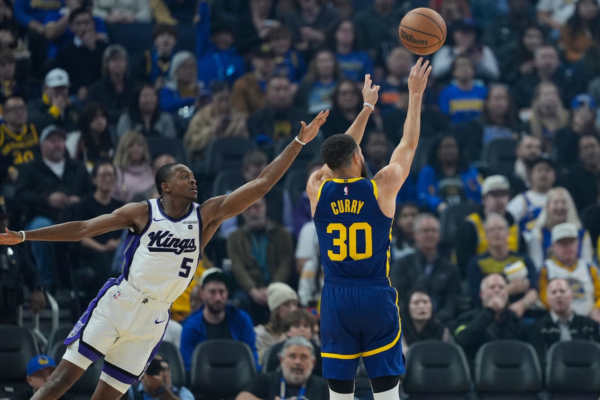 Steph Curry fumbles final possession for Kings to clinch one-point win at Warriors