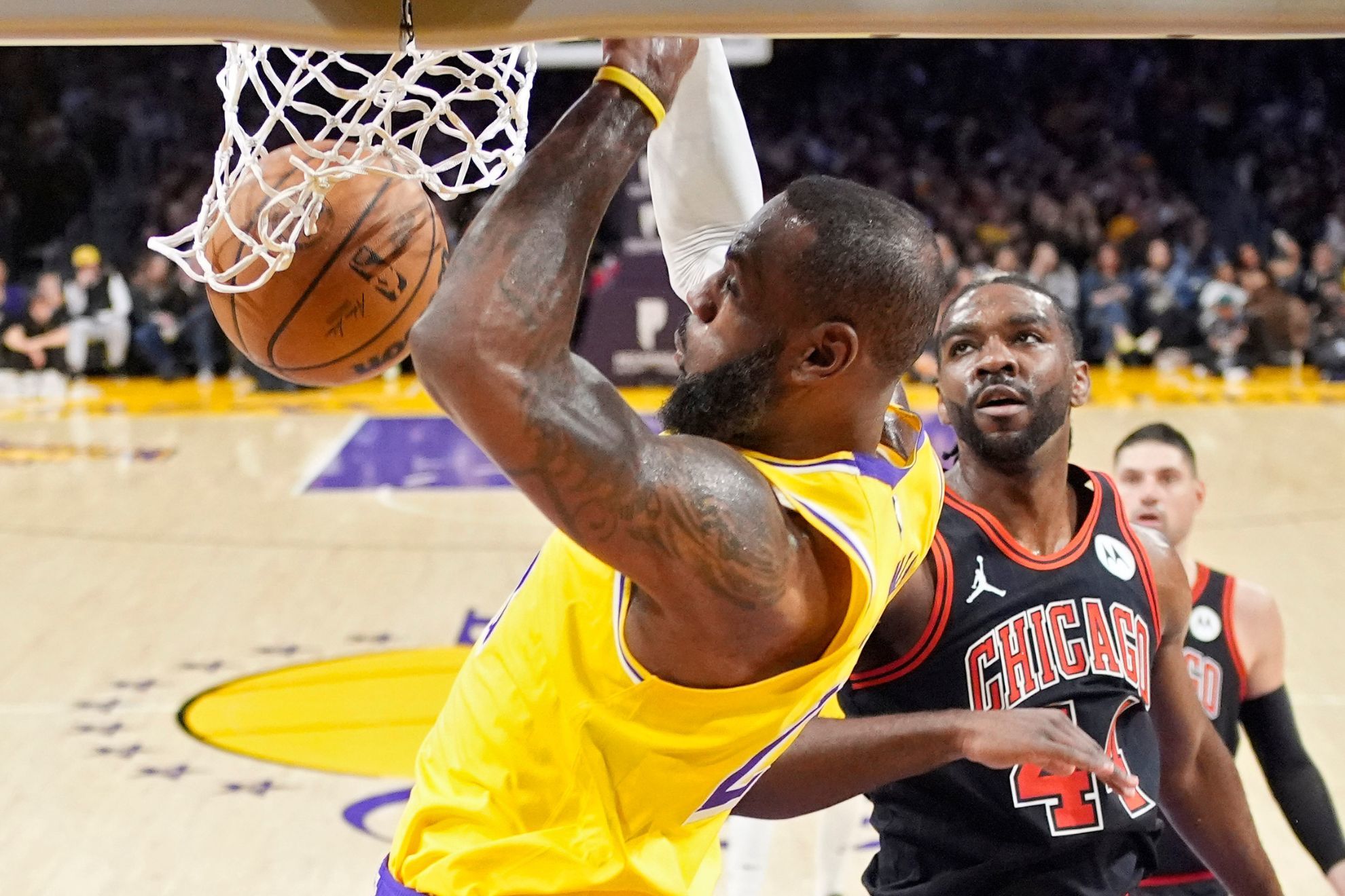 LeBron James, DAngelo Russell lead Lakers impressive shooting victory over Bulls