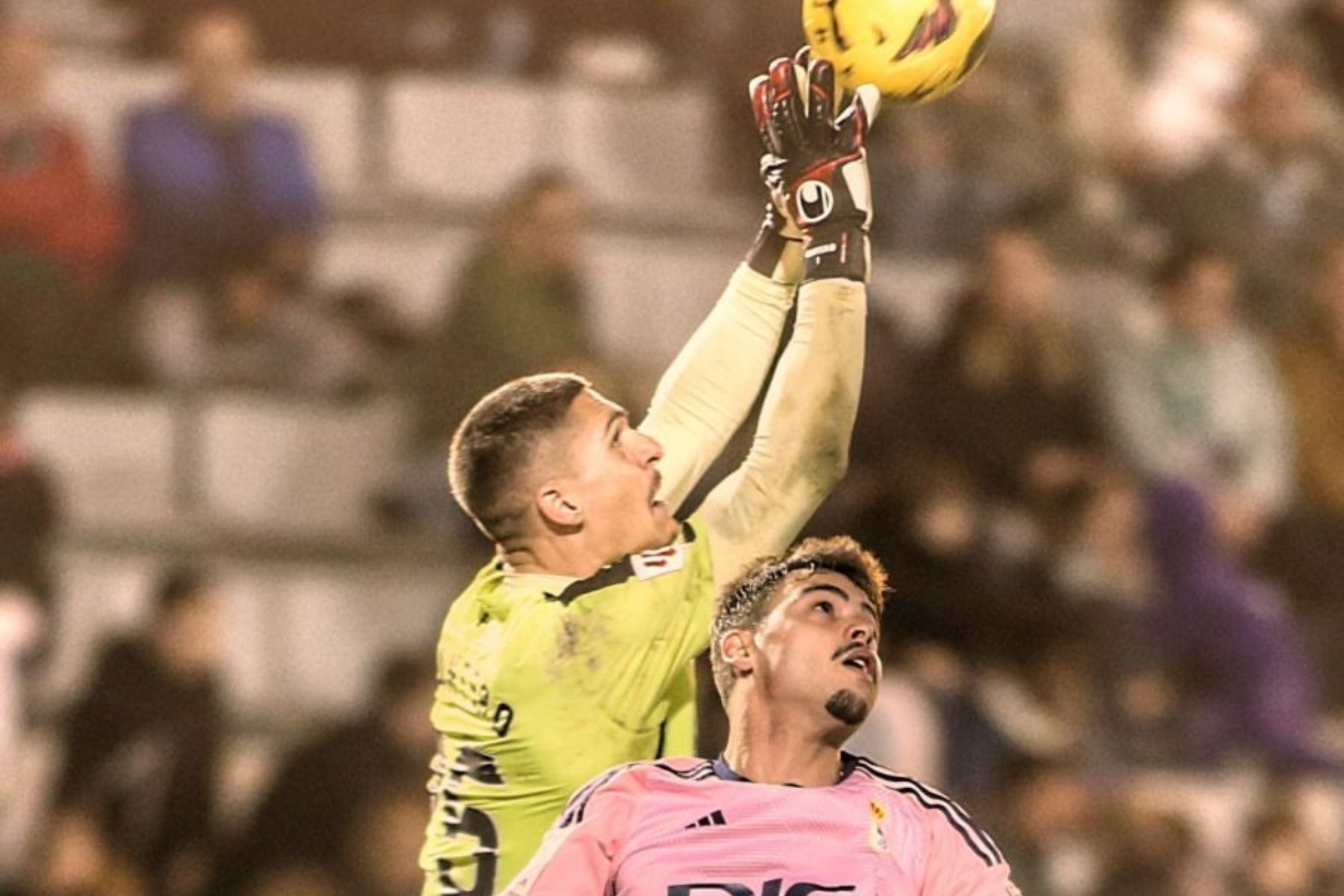 Cantero despeja de puños durante el partido del Racing de Ferrol con el Oviedo