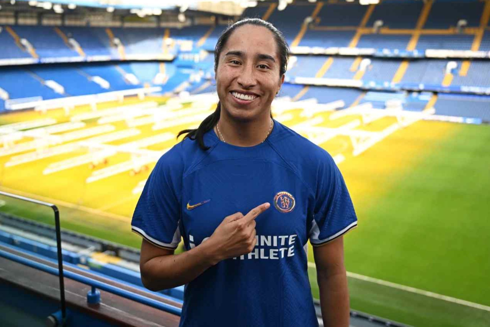 Mayra Ramírez posa en Stamford Bridge con la camiseta del Chelsea