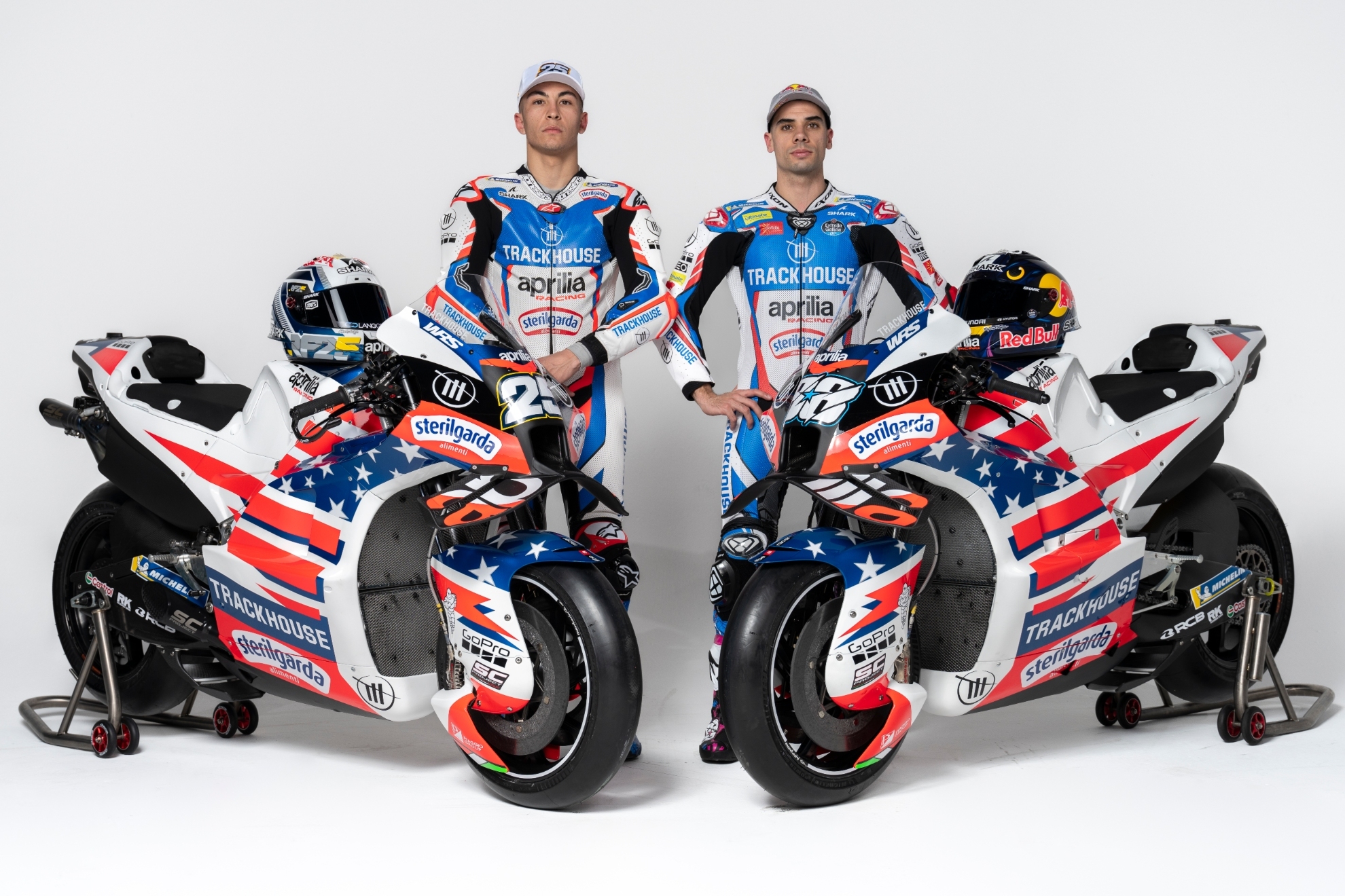 Ral Fernndez y Miguel Oliveira posan con sus motos para 2024.
