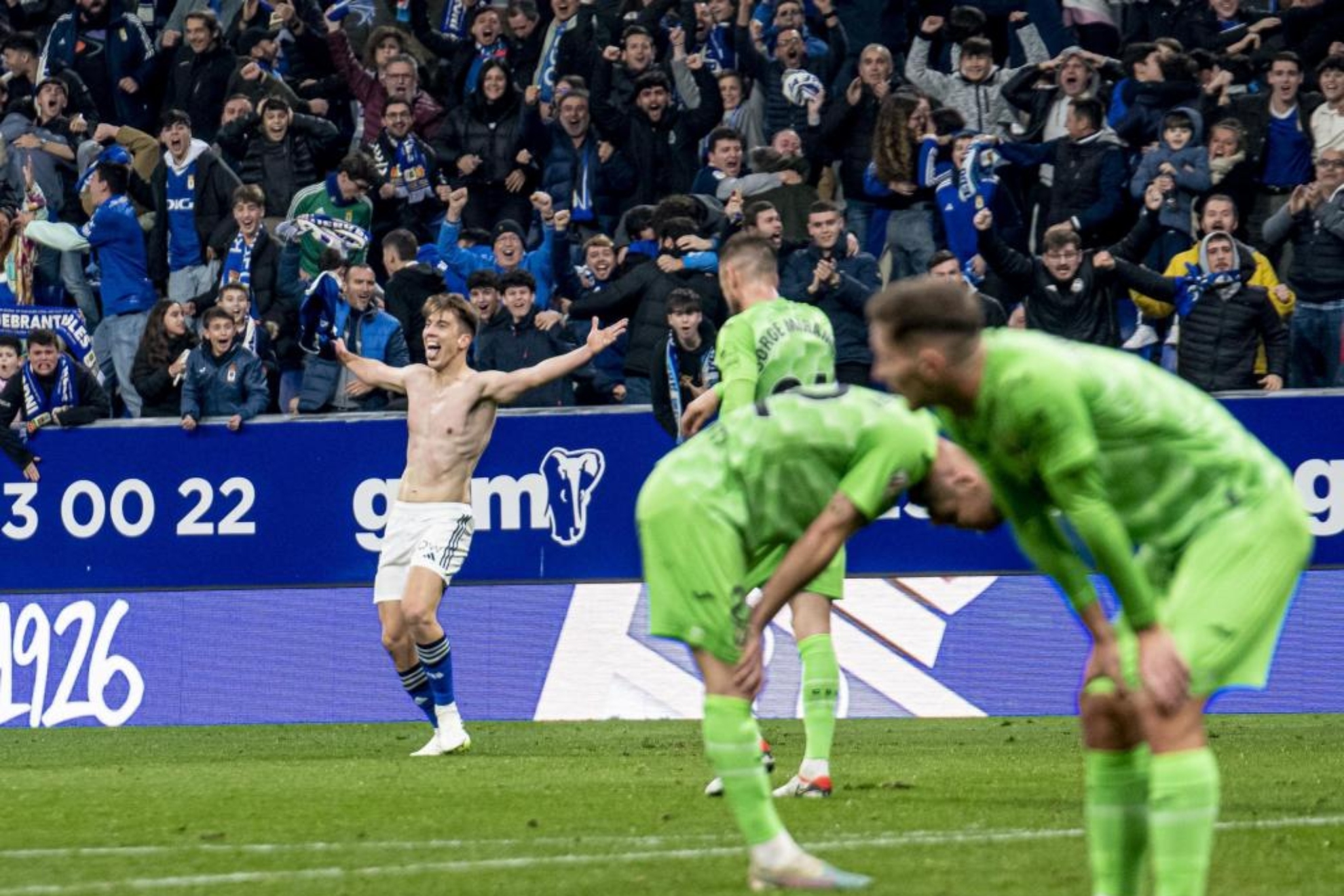Paulino celebra sin la camiseta el gol del triunfo ante la decepción de los jugadores del Lega