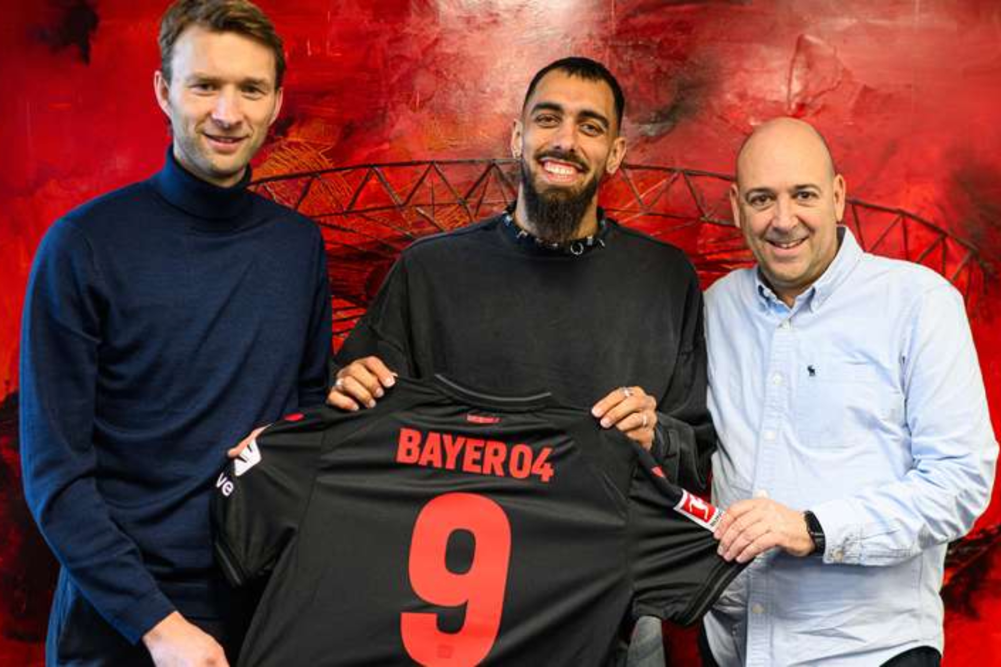 Borja Iglesias posa como jugador del Bayer Leverkusen