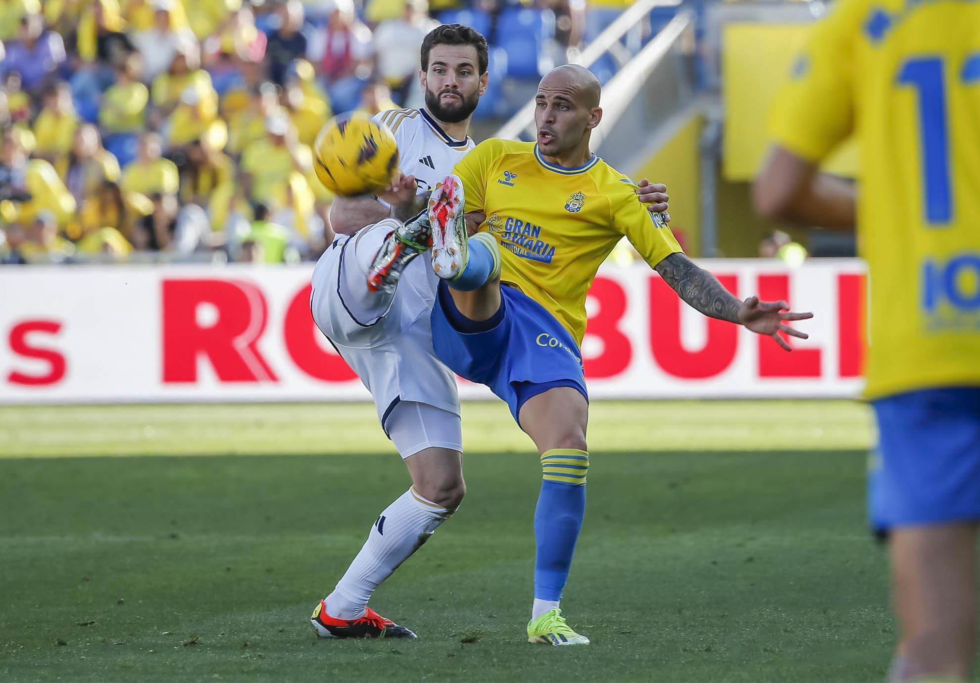 Nacho disputa el bal�n con Sandro durante el encuentro de ayer entre Las Palmas y Real Madrid