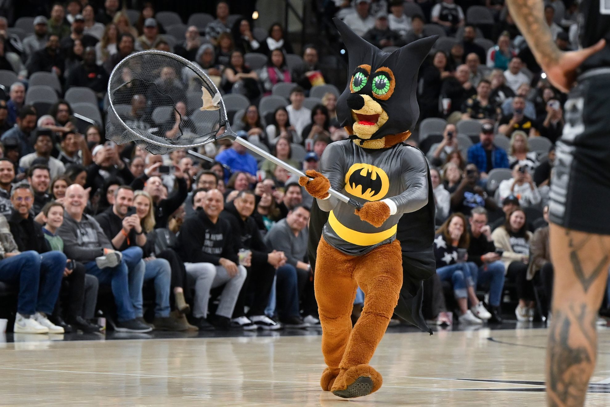 Spurs mascot catches flying bat and gets seal of approval from Victor Wembanyama