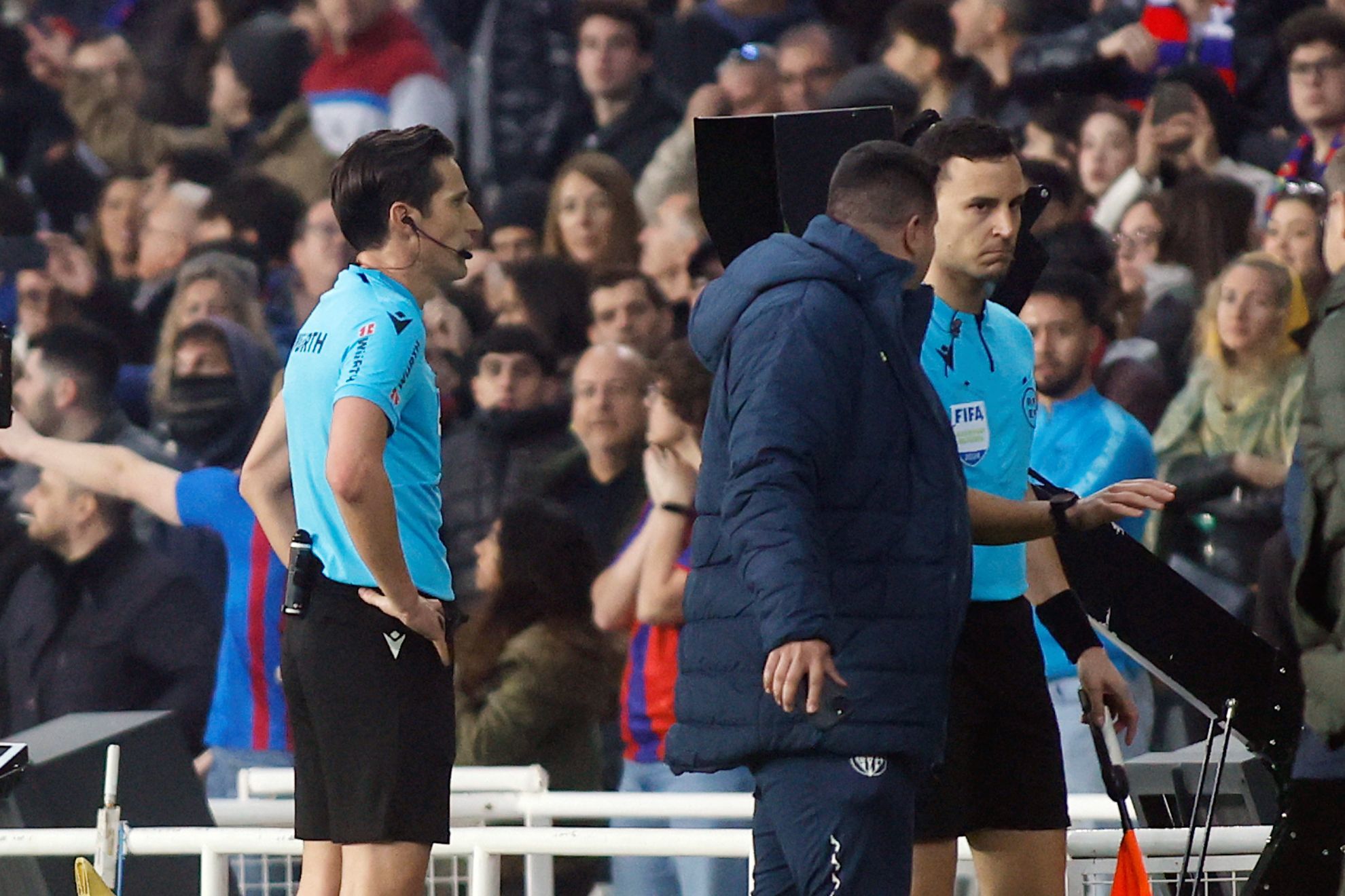 Munuera Montero revisa en el VAR el penalti del Barcelona-Villarreal