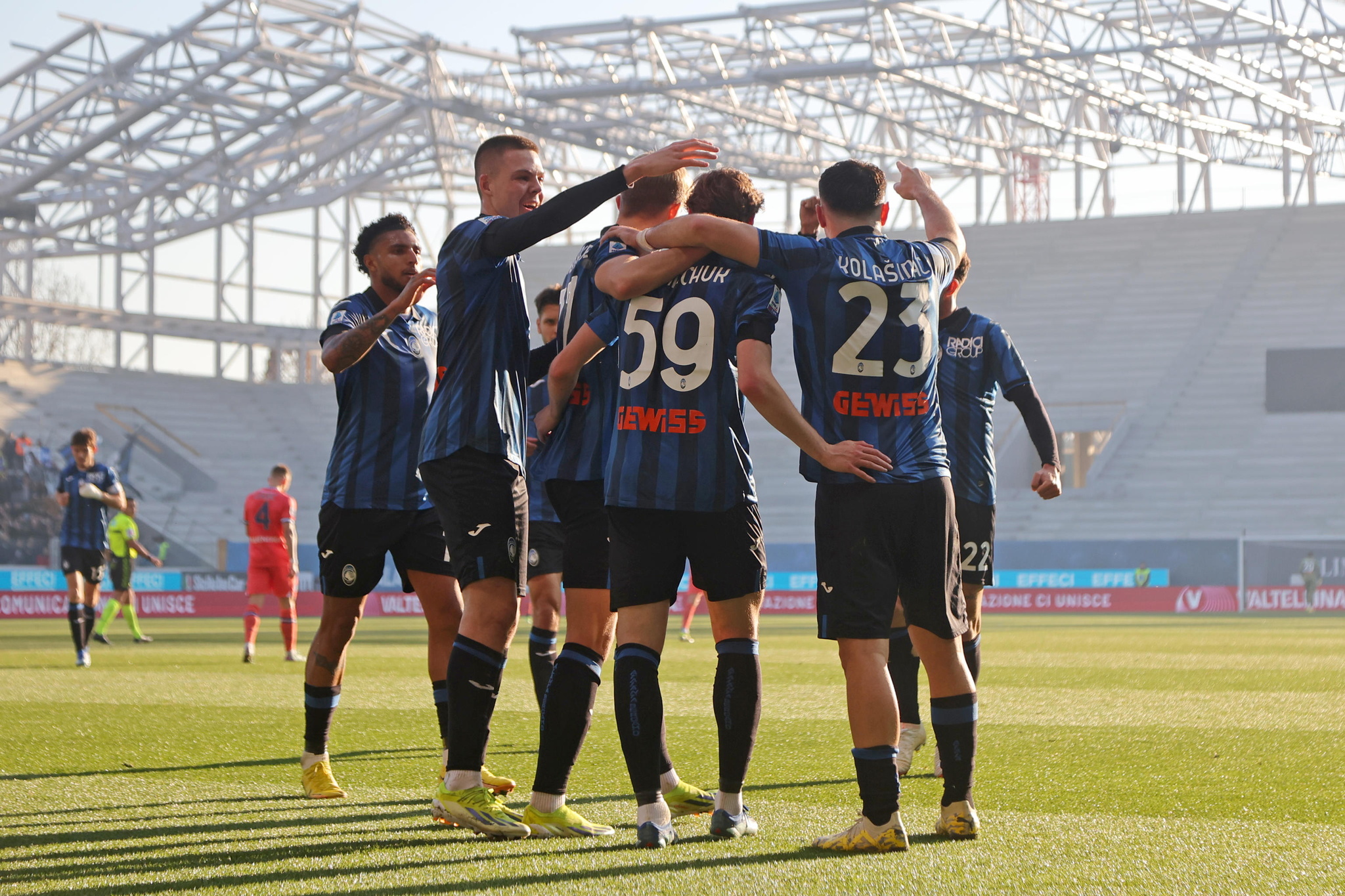Los jugadores de Atalanta celebran un gol.