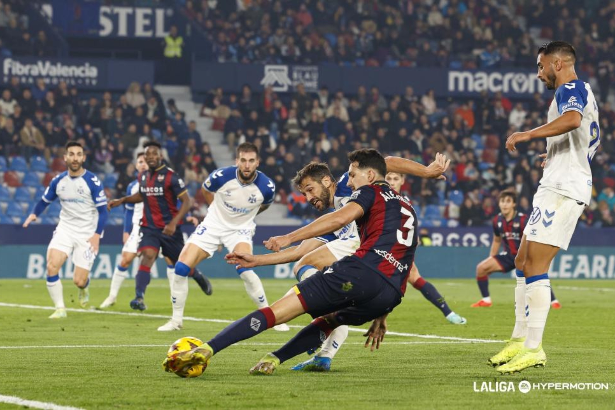 Álex Muñoz y Aitor Sanz luchan por el balón en el último partido liguero entyre el Levante y Tenerife.