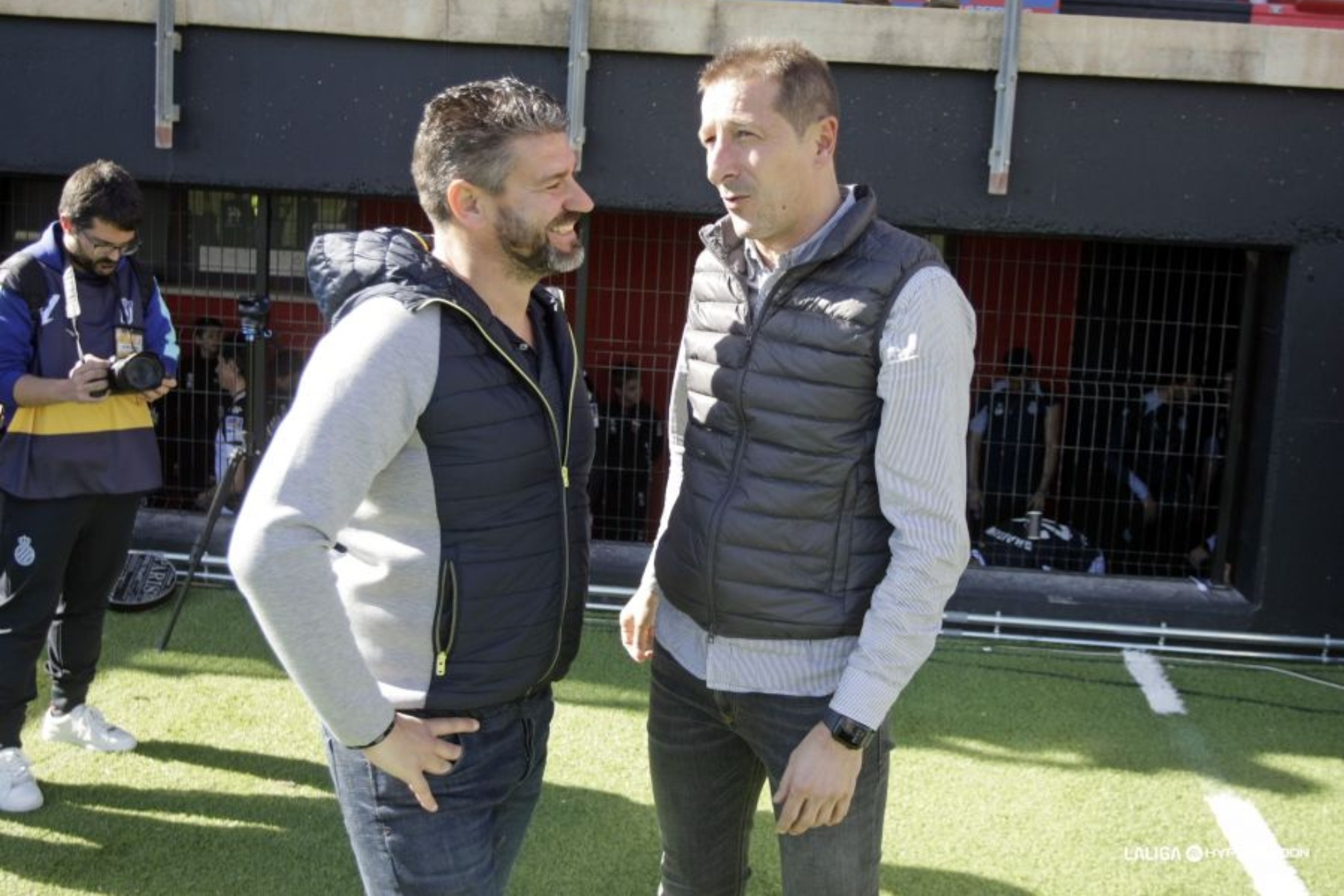 Luis Miguel Ramis se saluda con Fernando Estévez antes del Eldense - Espanyol