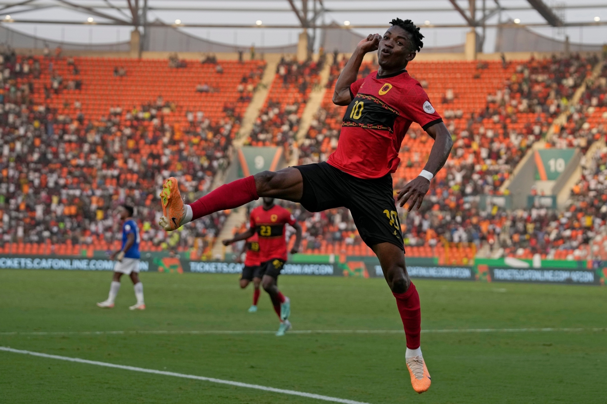 Gelson Dala celebra uno de sus goles contra Namibia.