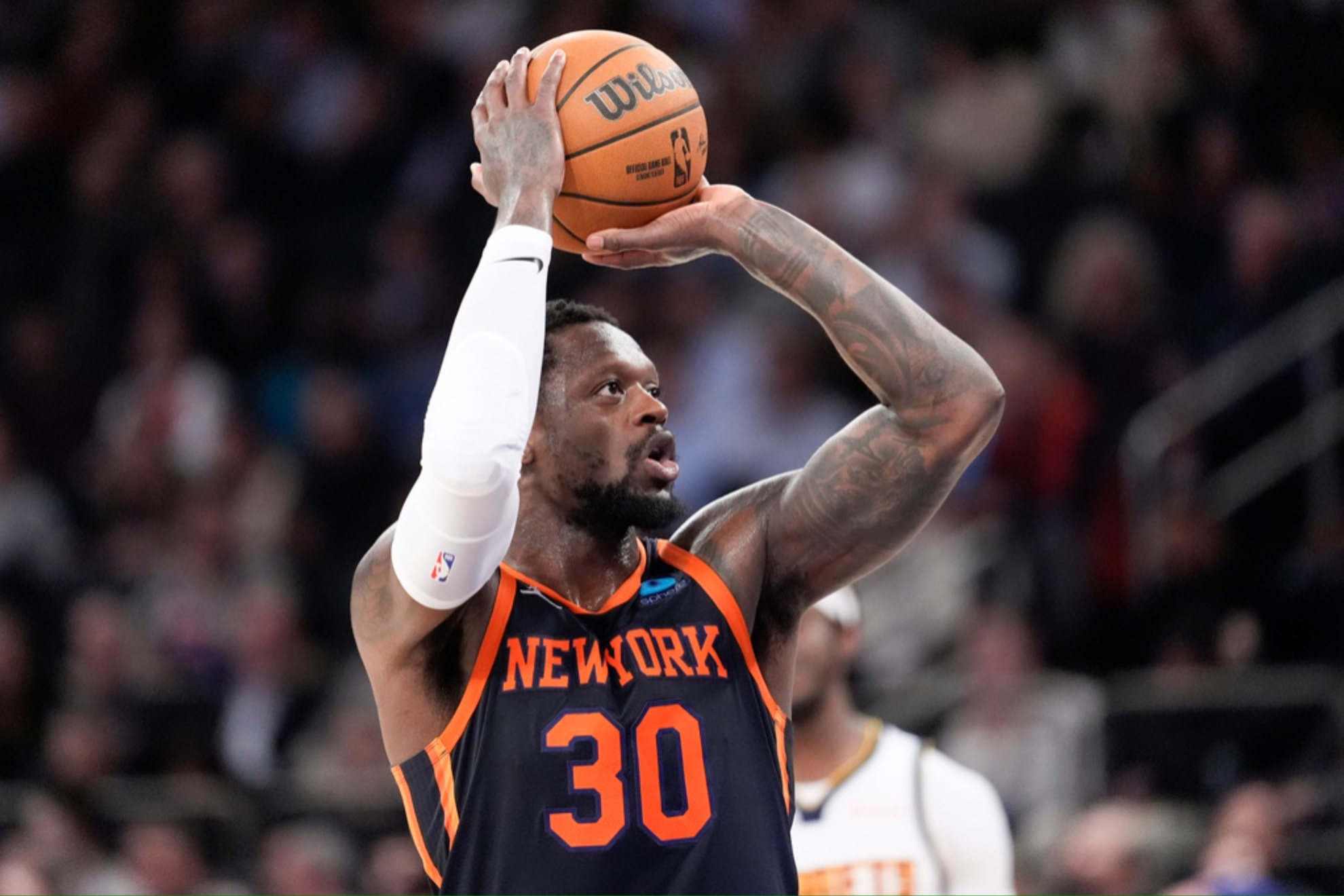New York Knicks star Julius Randle injured his right shoulder in Saturdays game against the Miami Heat