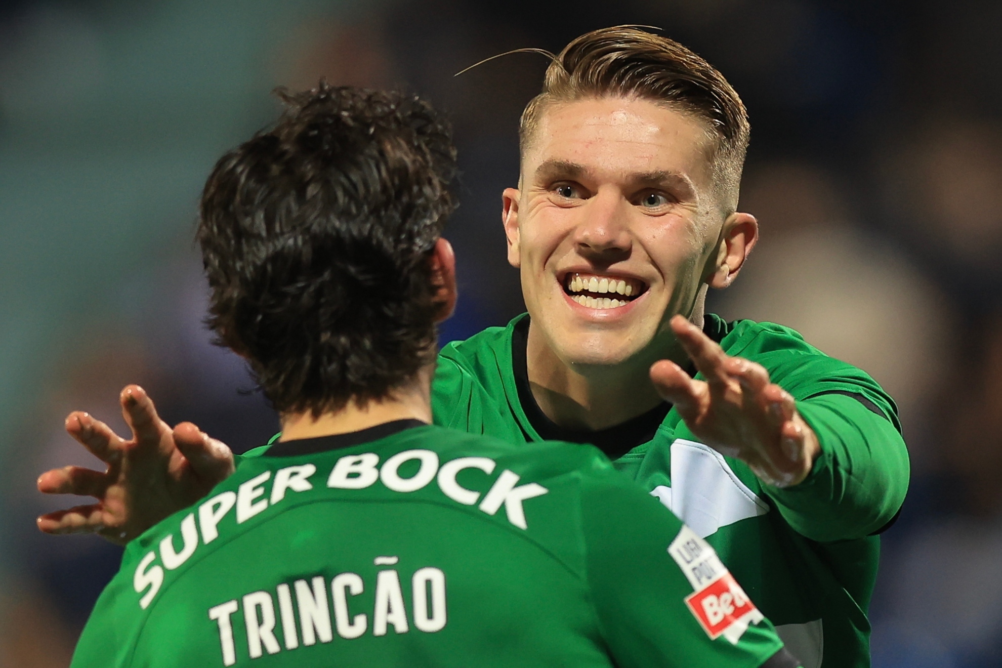 Gyökeres celebra un gol con Trincao.