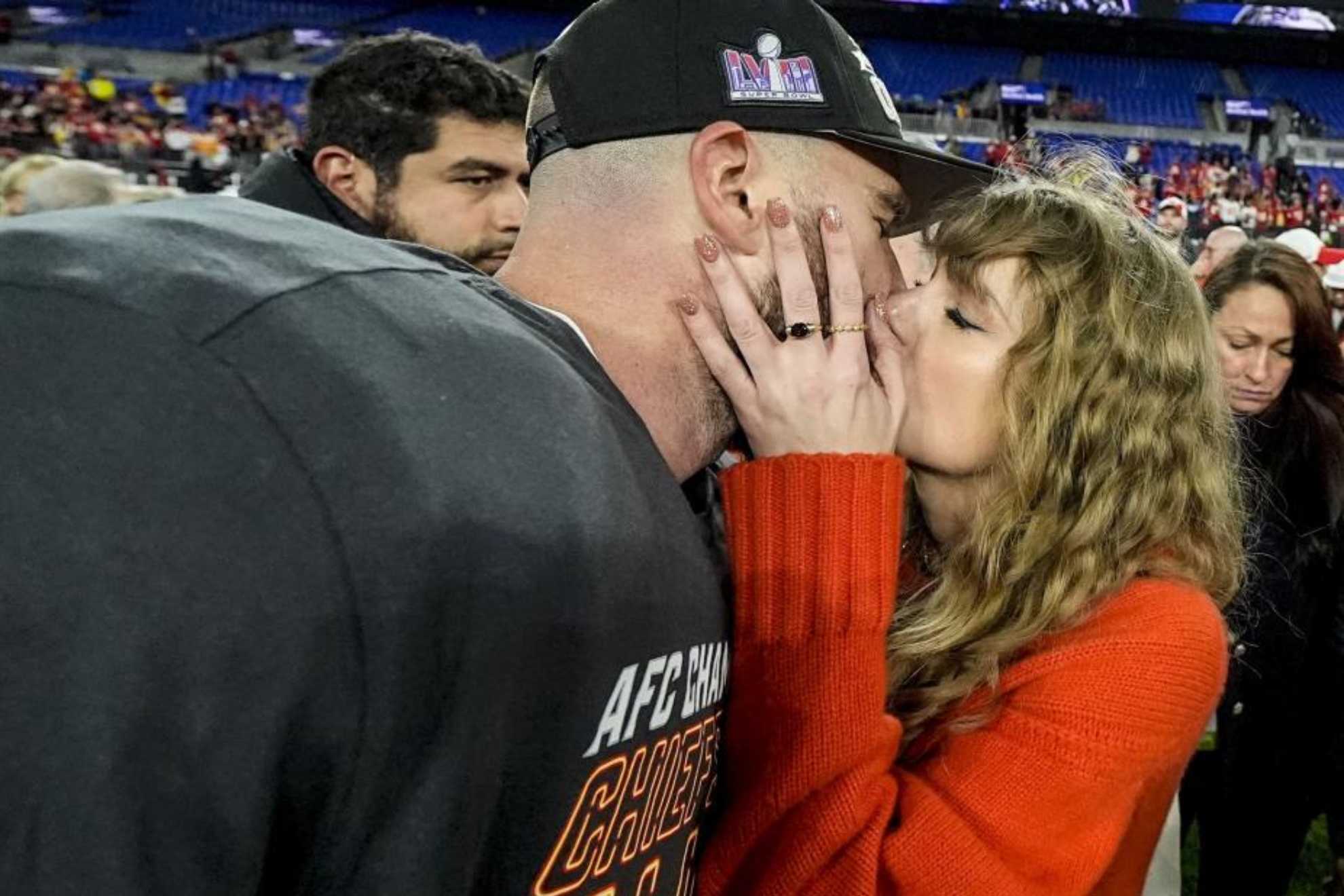 Taylor Swift besa a su novio Travis Kelce tras el pase de los Chiefs a la Super Bowl