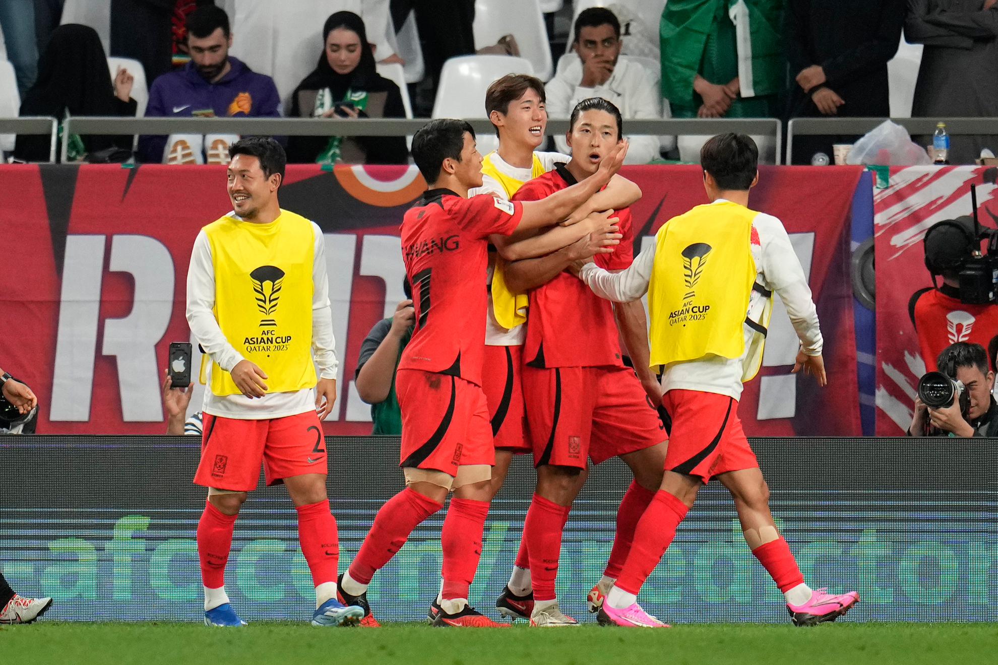 Los jugadores de Corea celebran el gol del empate.