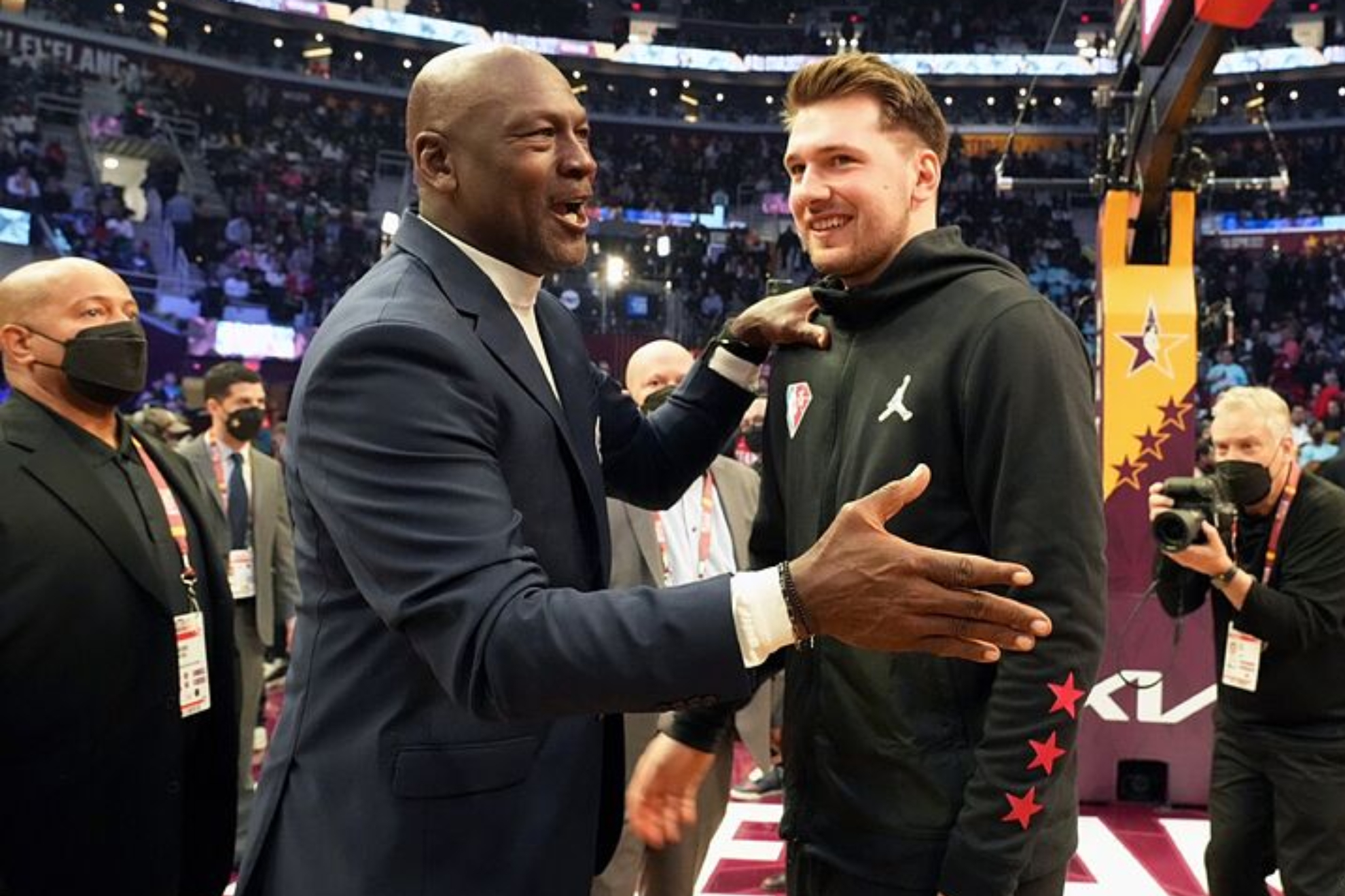 Michael Jordan bromea con Luka Doncic durante un All Star.