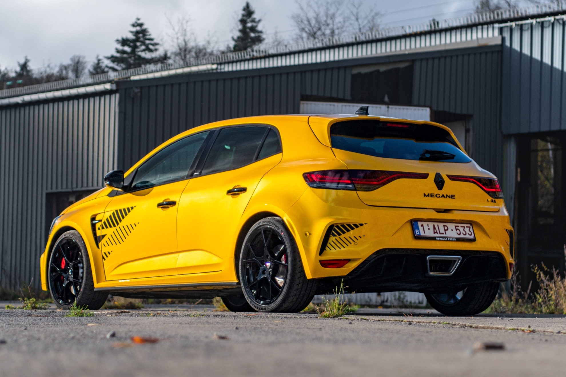 Los colores amarillo y negro clásicos de Renault Sport son la combinación obligada para este modelo.