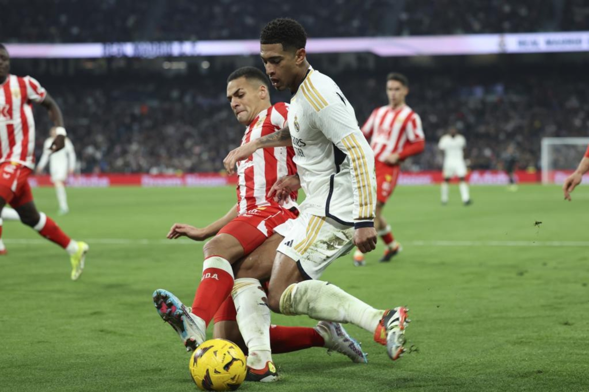 Kaiky intenta cortar el avance de Bellingham en el partido del Almería en el Bernabéu