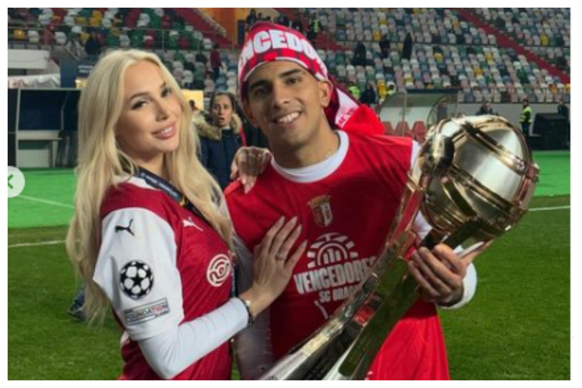 Zalazar, con su pareja, y la Copa de la Liga ganada hace unos días.