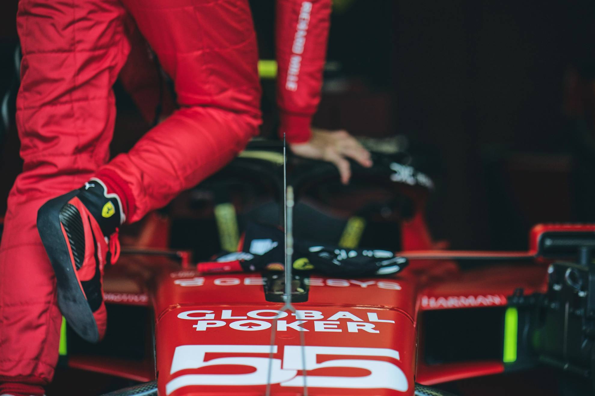 Sainz, subiendo a su coche en un GP de 2023.