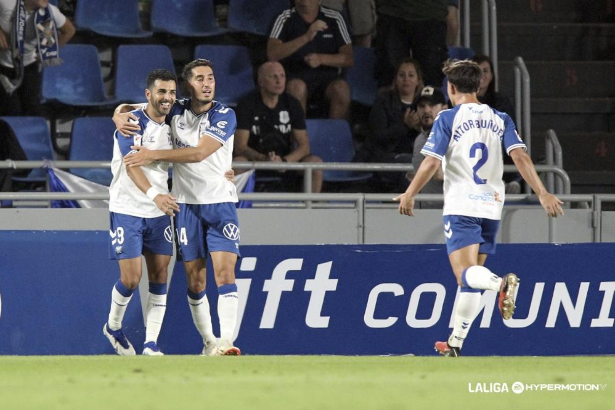 Los jugadores del Tete felicitan a Ángel tras marcar uno de sus goles.