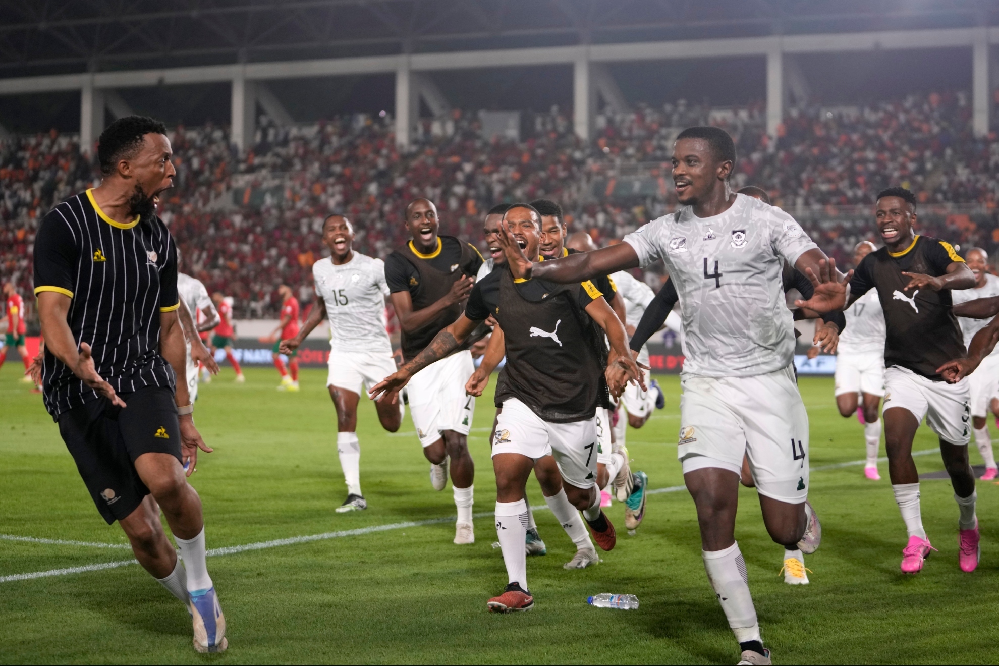 La selección de Sudáfrica celebra un gol a Marruecos