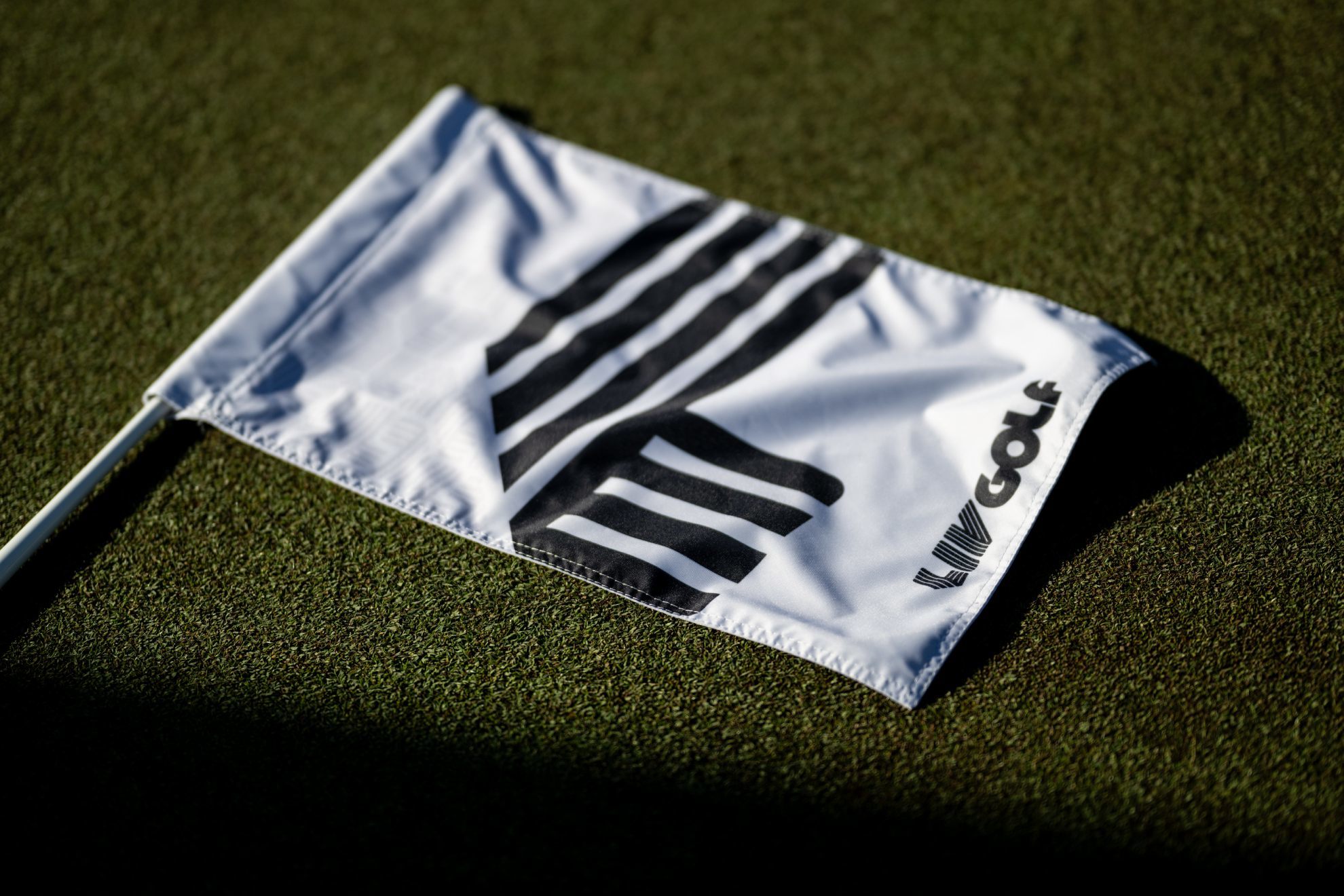 Una bandera de los hoyos del LIV Golf.