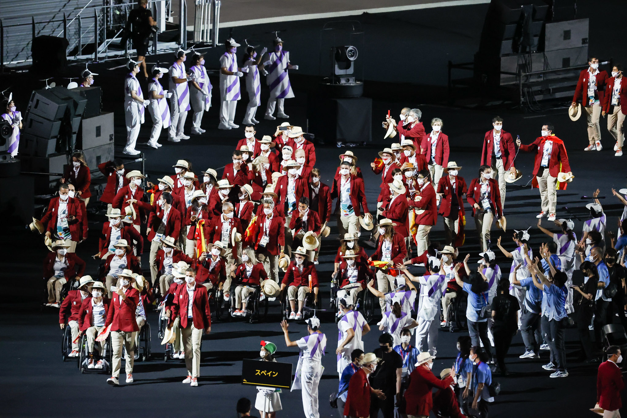 Desfile de los integrantes de la expedicion espanola en el estadio Olimpico de Tokio /Foto: © Israel Gardyn / CPE.