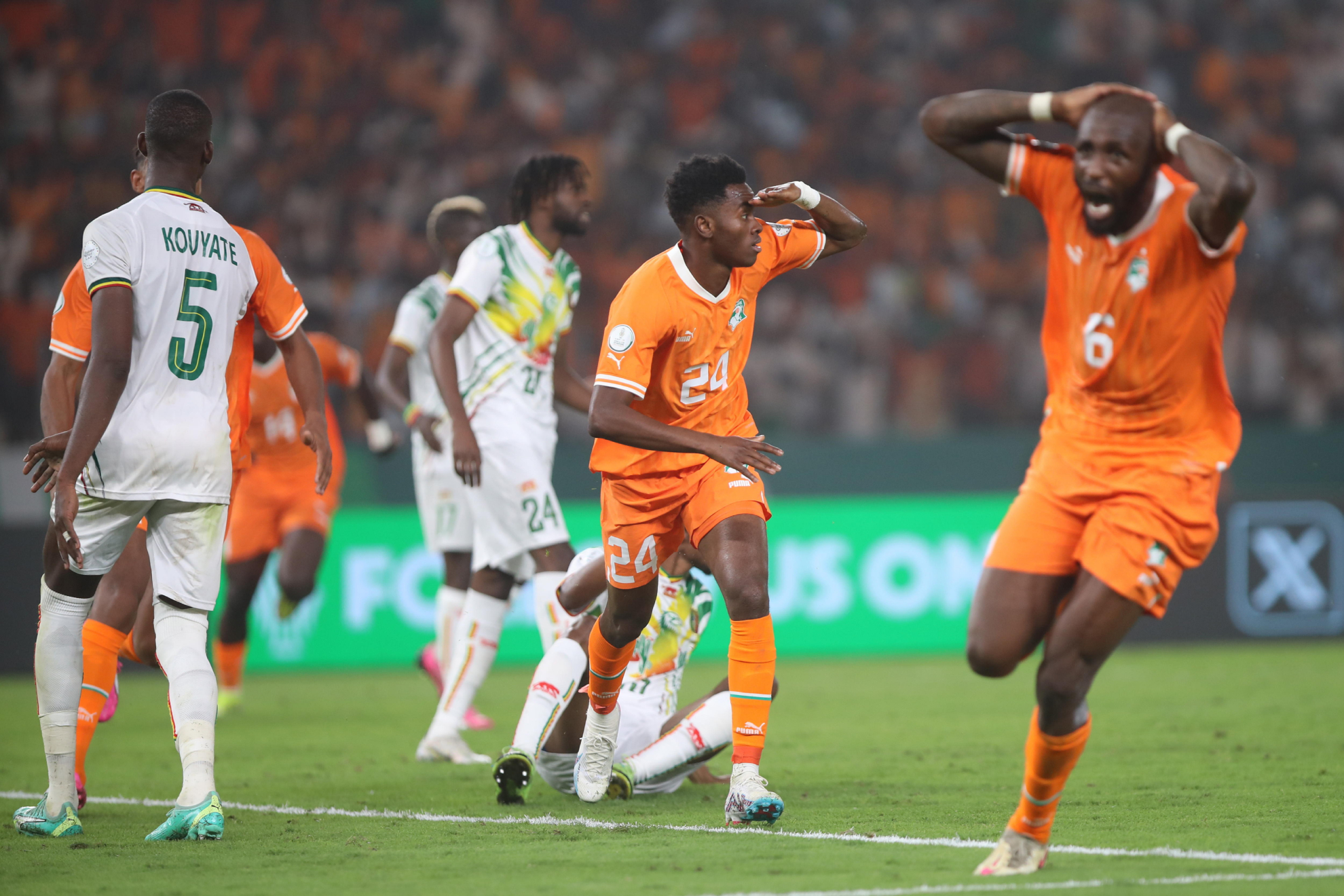 Adingra anota uno de los goles de Costa de Marfil.