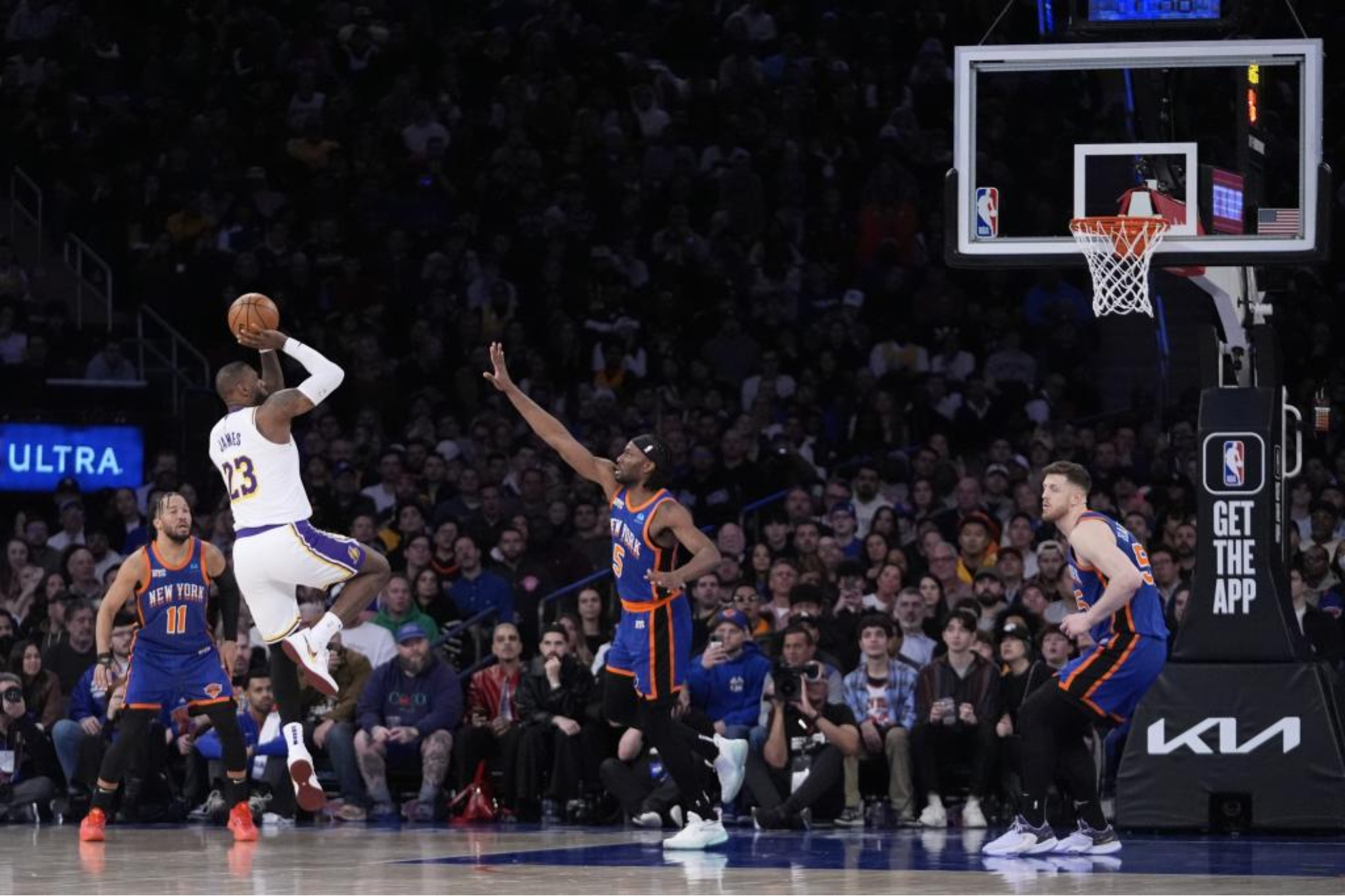 LeBron James hace un lanzamiento durante el partido ante los Knicks.