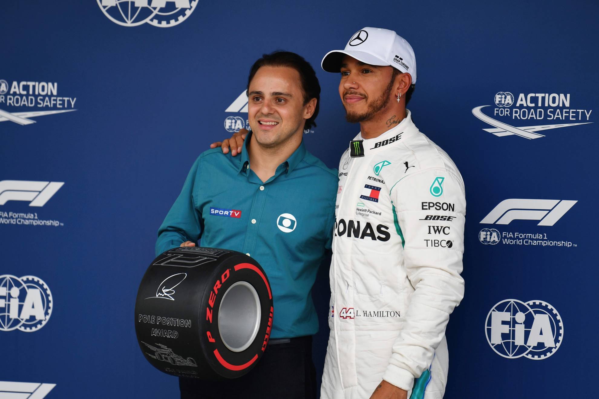 Felipe Massa entrega el trofeo Pirelli a Hamilton por la pole en el Gran Premio de Brasil 2018