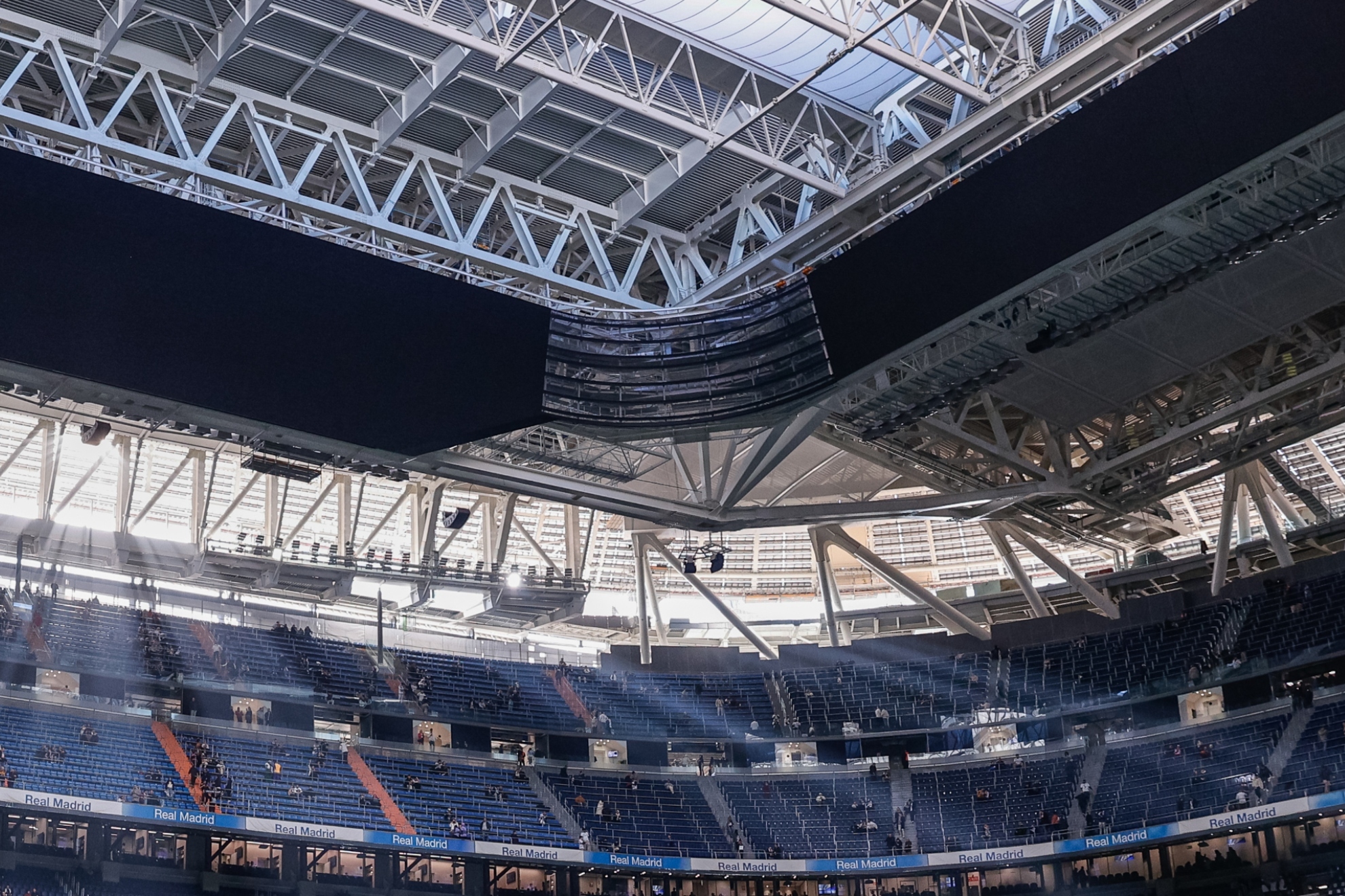 Extrañeza en el Atlético por jugar hoy con el techo cubierto del Bernabéu