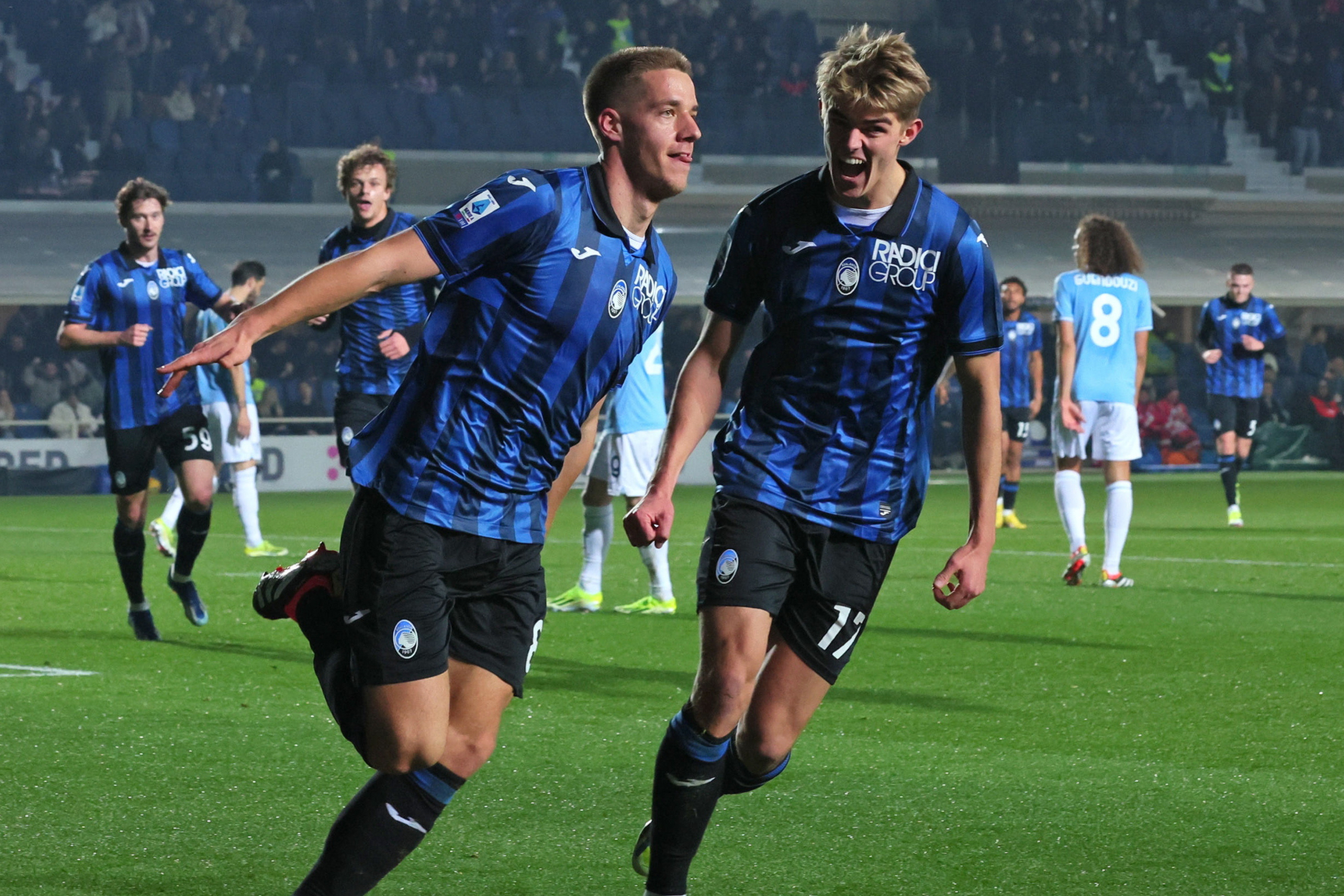Pasalic y De Ketelaere celebran un gol de Atalanta.
