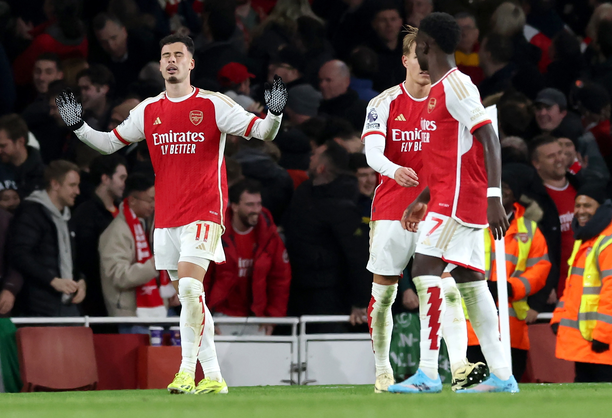 Gabriel Martinelli (L) of Arsenal celebrates after scoring