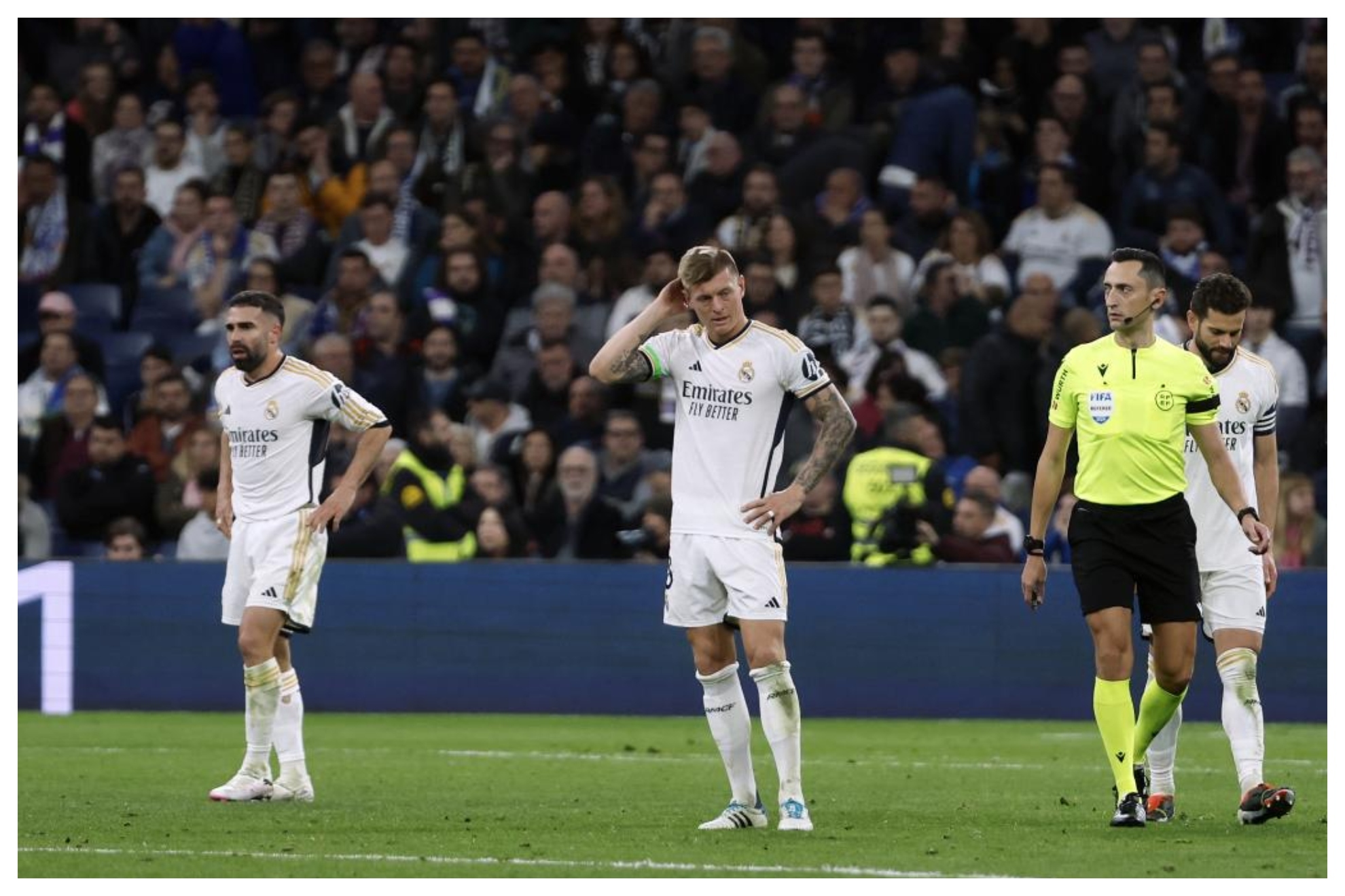 Los jugadores del Real Madrid se lamentan tras el empate