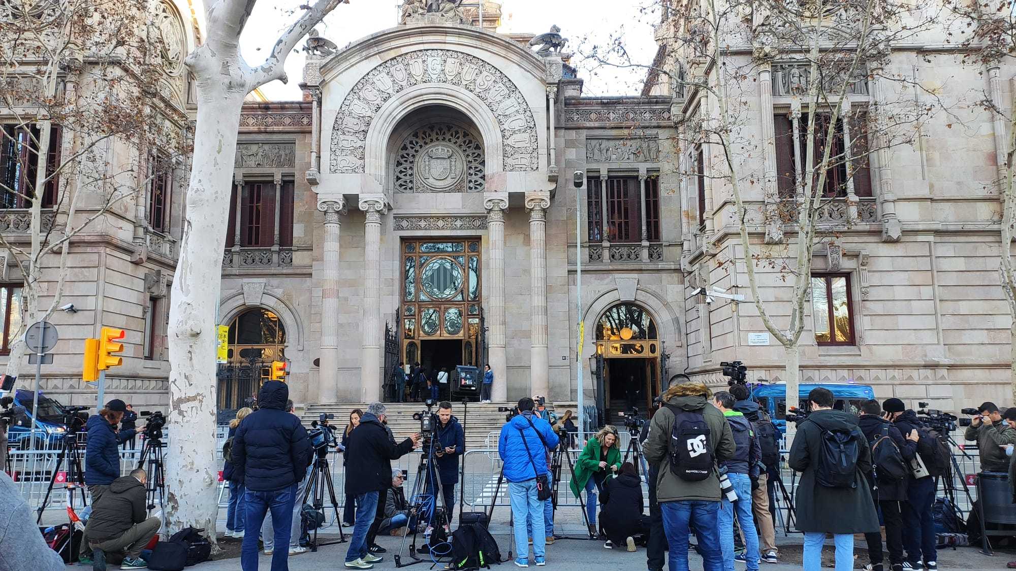 Periodistas esperan en la entrada de la Audiencia de Barcelona