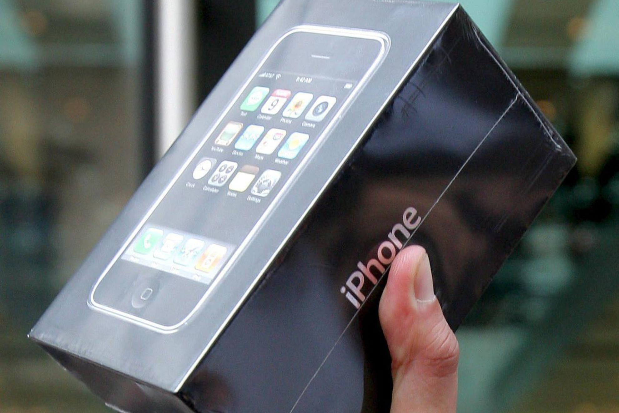 Una imagen del primer iPhone, lanzado en 2007, con su caja y sin abrir. EFE
