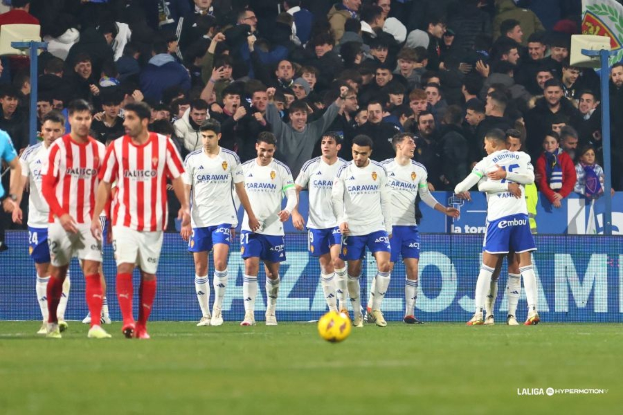 Los jugadores del Zaragoza celebran uno de sus goles ante la tristeza de los jugadores del Sporting.