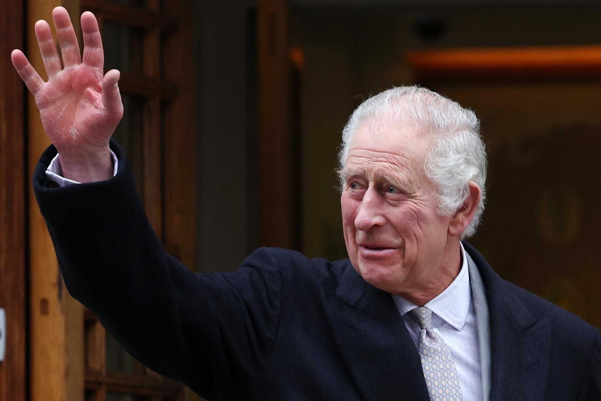 El rey Carlos III de Gran Bretaña saluda a su salida de la clínica de Londres el 29 de enero