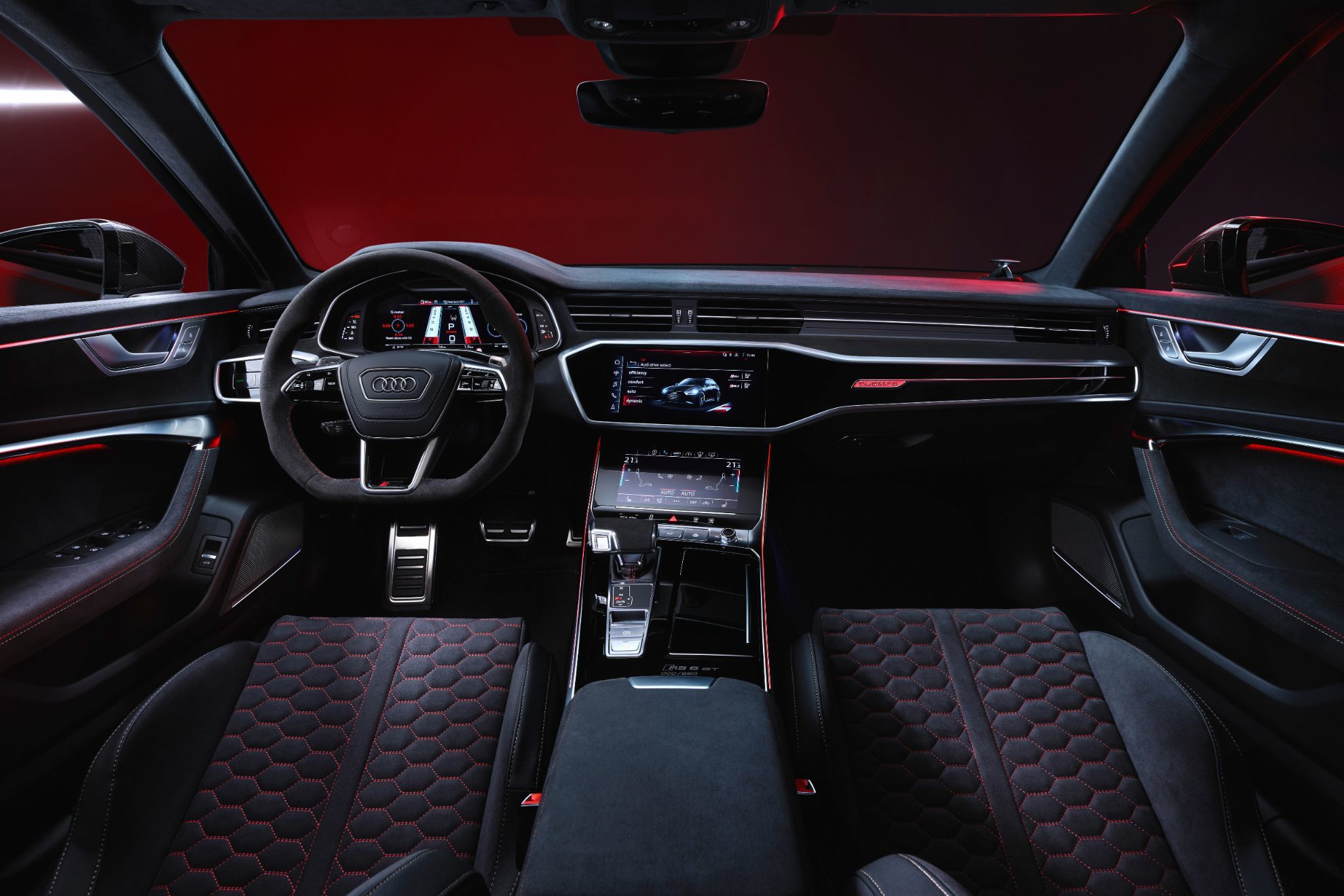 El interior, en negro y rojo, es explícitamente deportivo.