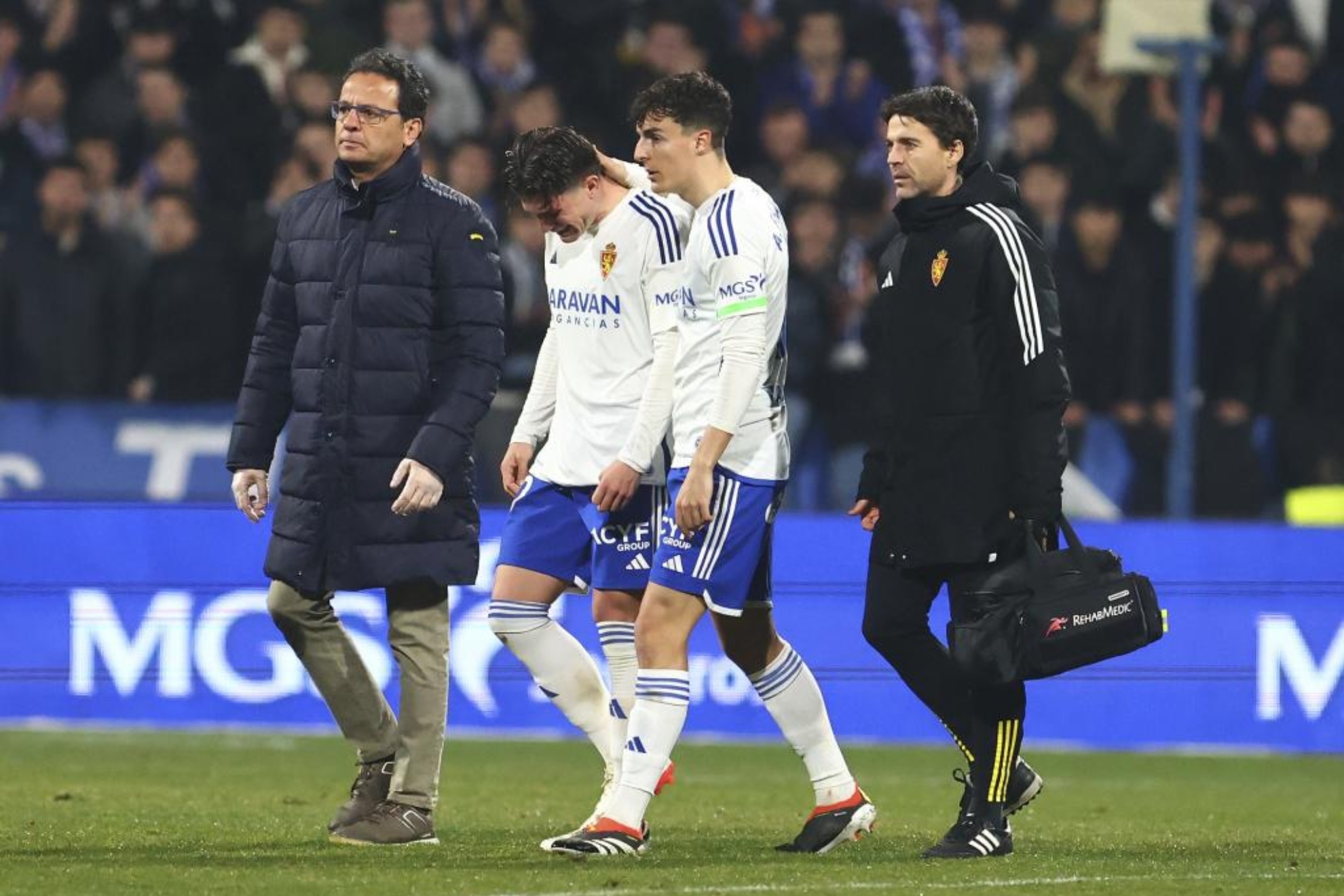 Raúl Guti se retira del terreno de juego llorando tras lesionarse en el partido ante el Sporting