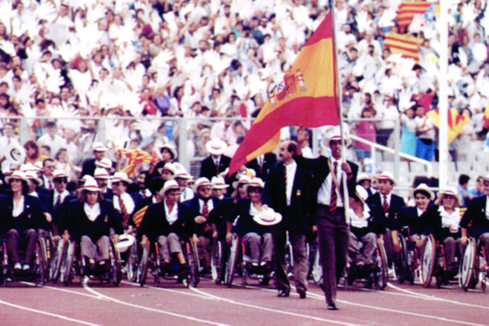 Javier Salmerón con la bandera española durante la ceremonia de inauguración de los Juegos Paralímpicos de Barcelona 1992.