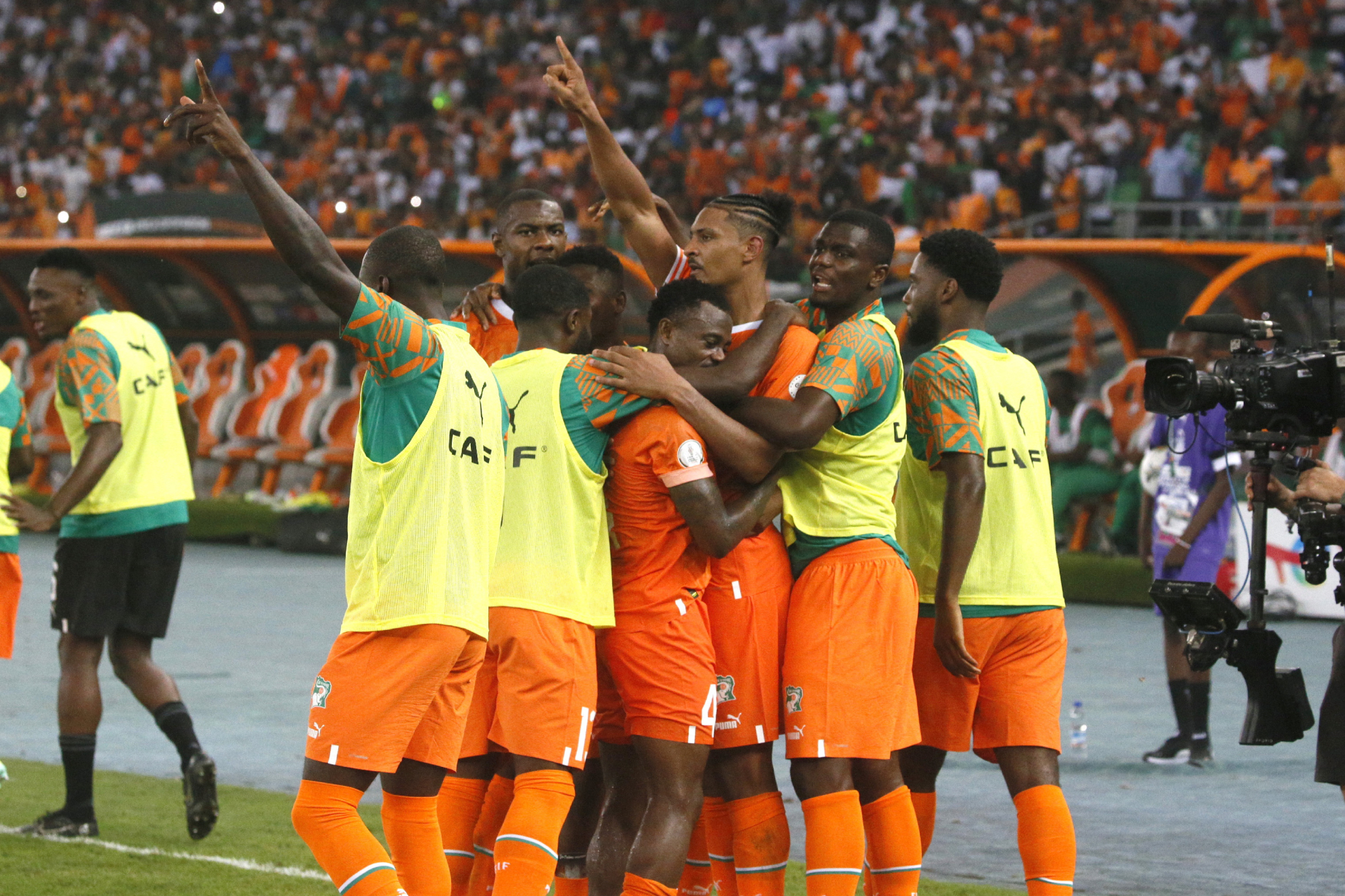 Los jugadores de Costa de Marfil celebran el gol de Haller.