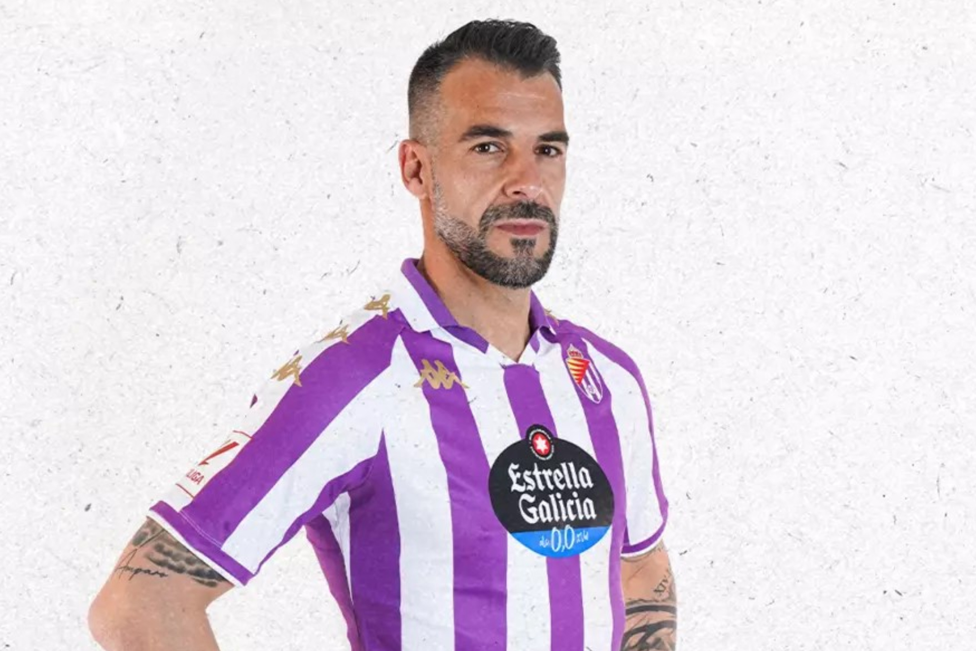 Negredo posa con la camiseta del Valladolid tras anunciarse su fichaje.