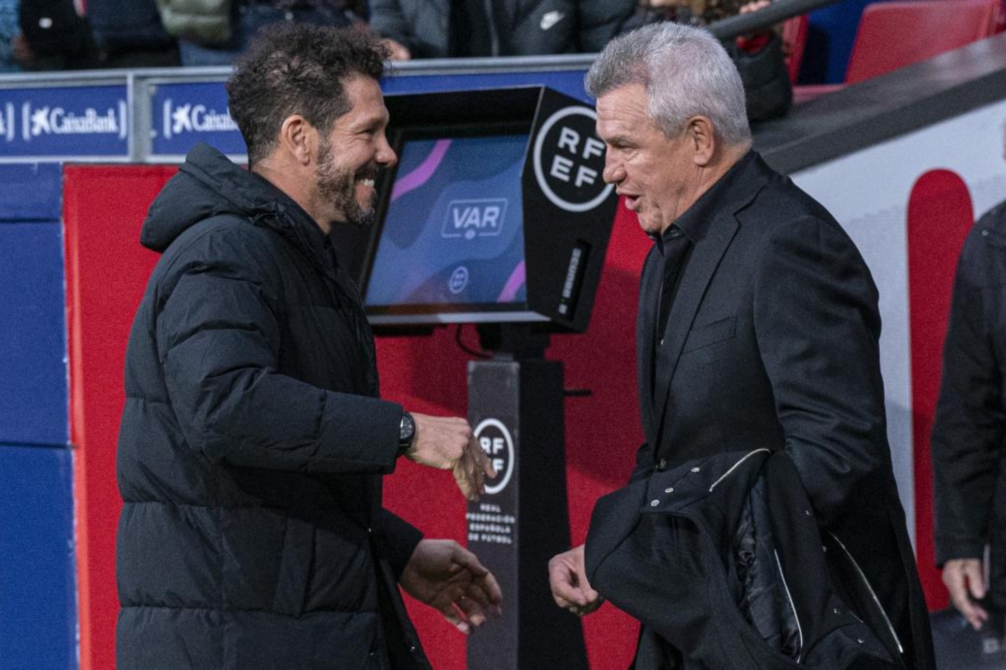 Simeone y Aguirre se saludan en el último Atlético-Mallorca.